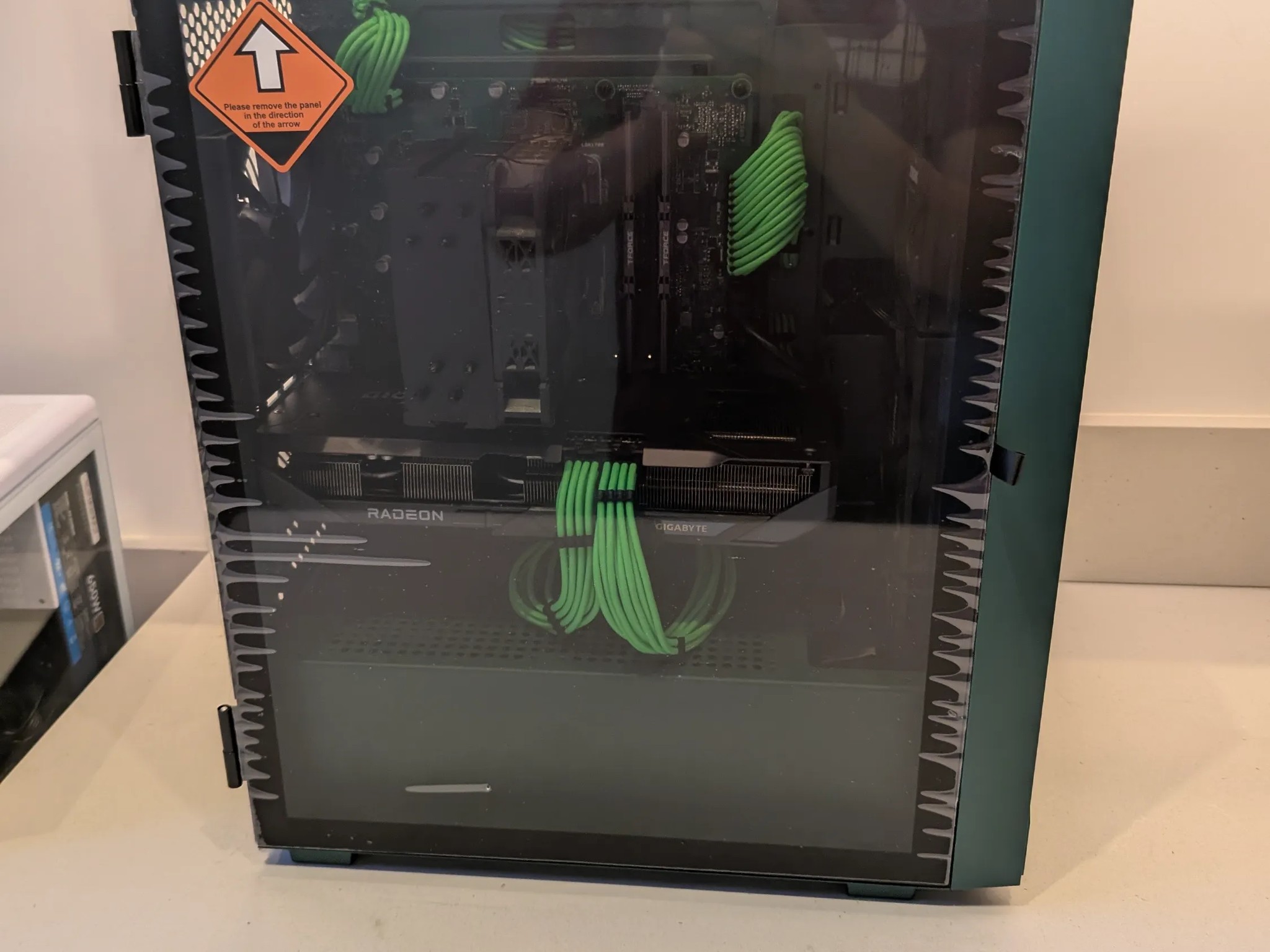 The Lean Green Gaming PC - Radeon RX 9070, Intel Core i5 12th Gen, 32 GB RAM, 4 TB
