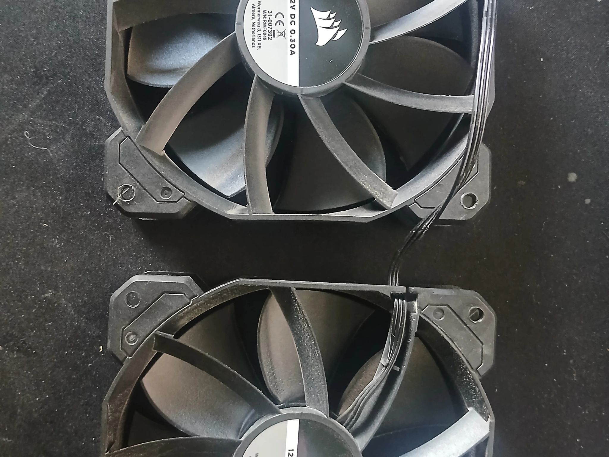 2 Corsair 120mm 3pin case fans