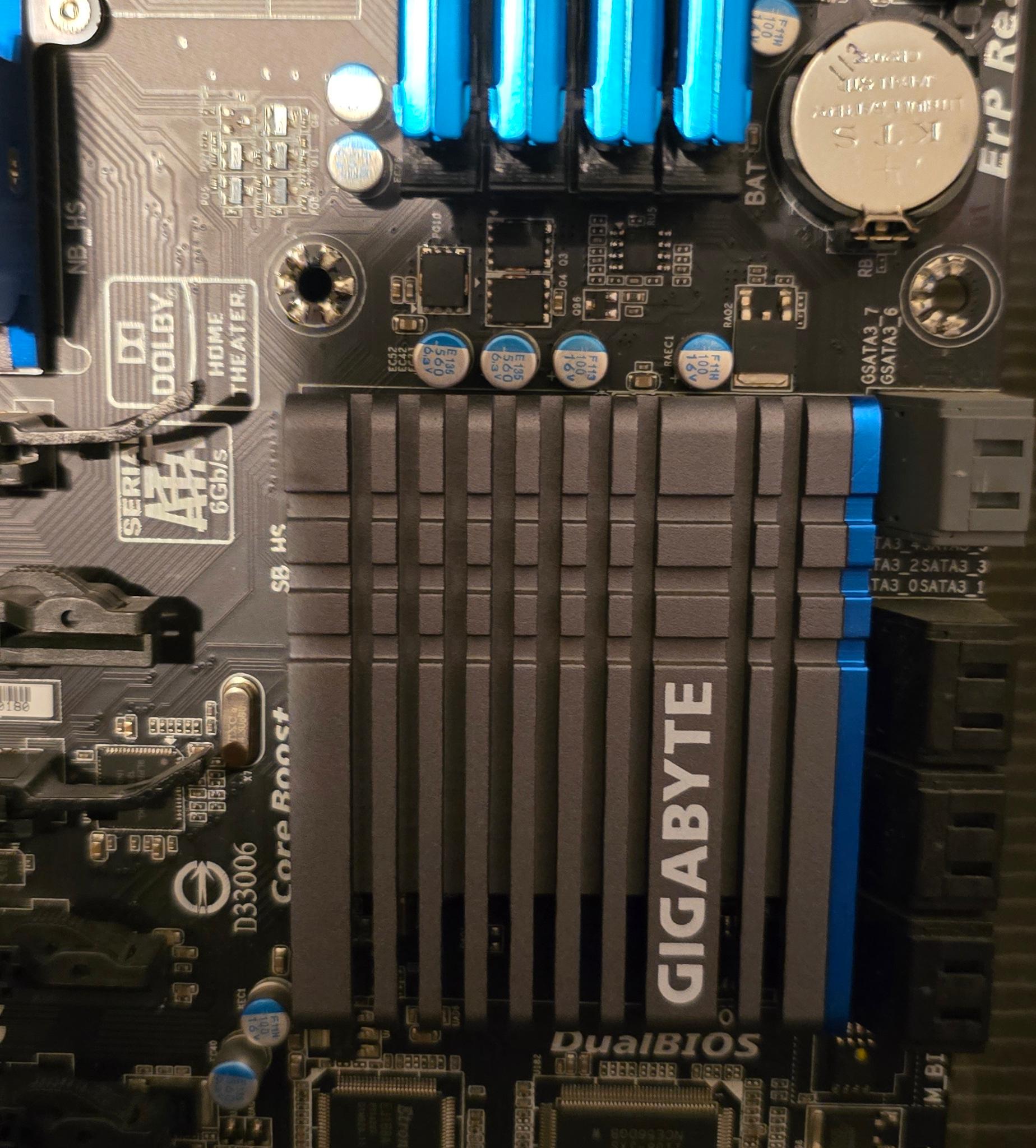 Gigabyte GA-990FXA-UD5 Bundle