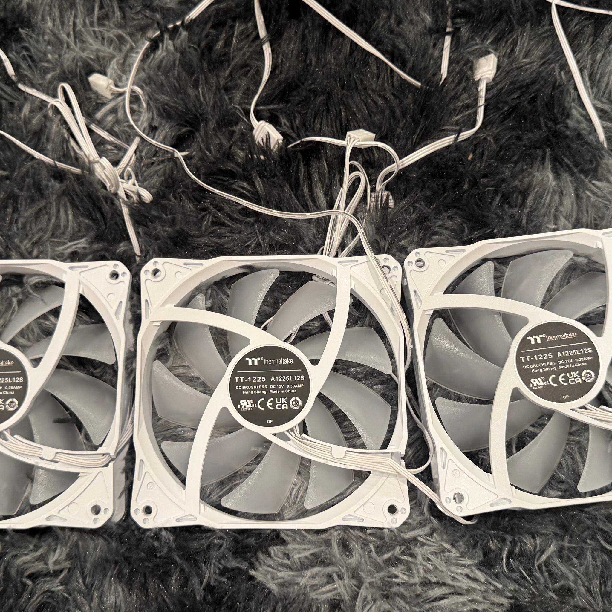 Thermaltake White Reverse 120mm x3 argb case fans