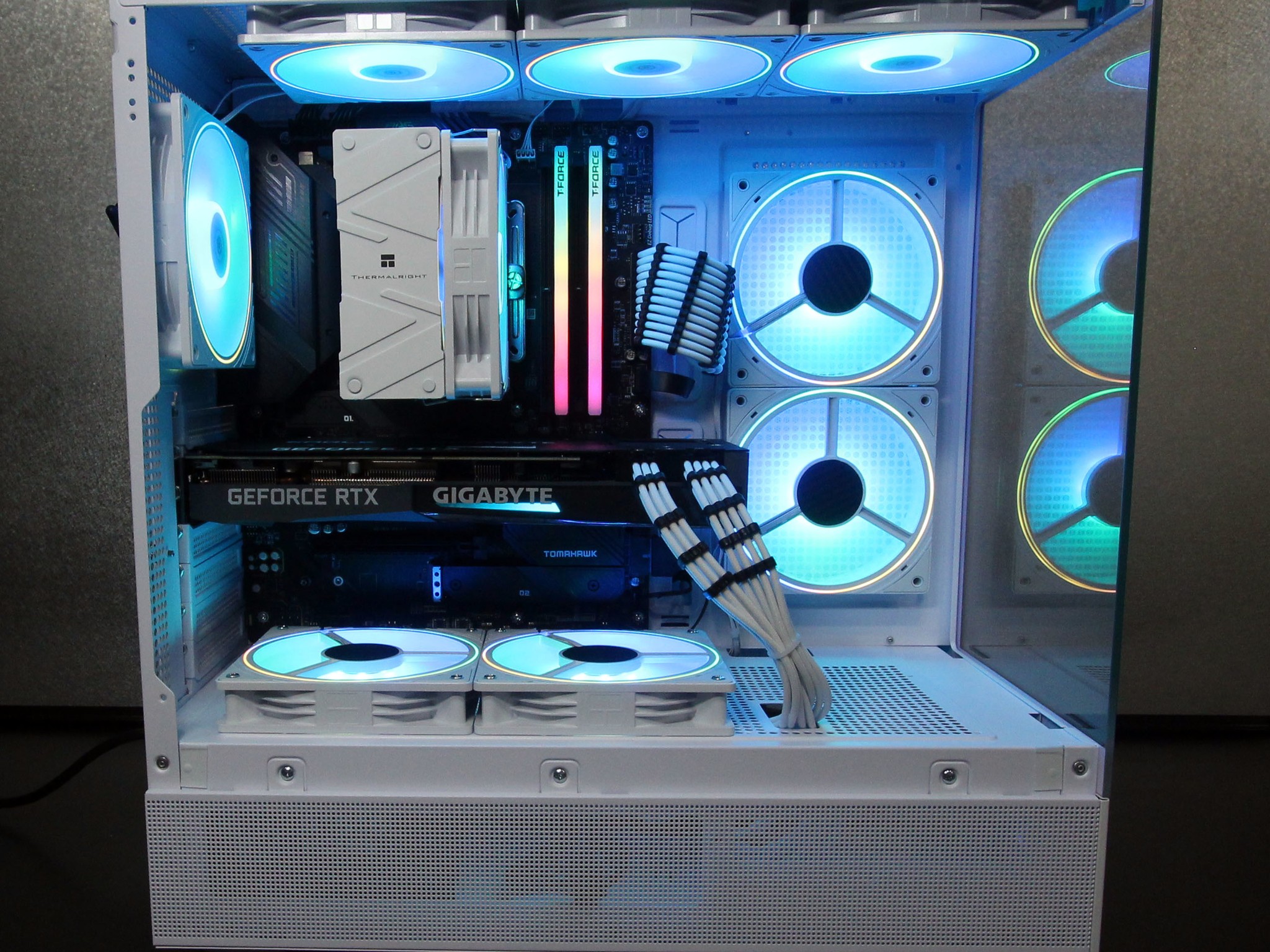 White Gaming PC / AMD Ryzen 5 7600X / RTX 3070 / 32GB / 1TB / Windows 10 Pro