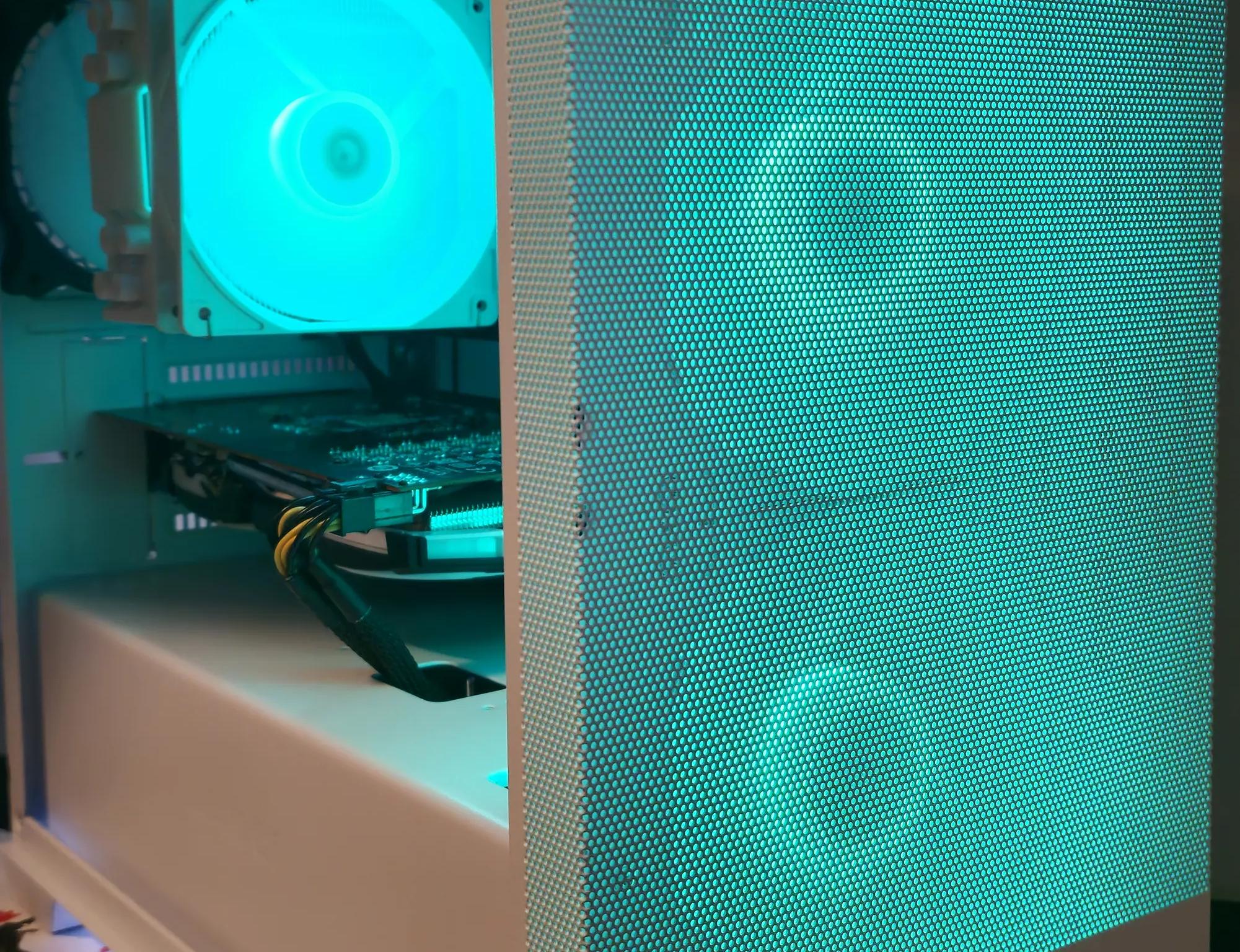 Frosty Mini Mesh Ryzen 5 5600X / 16GB DDR4/1TB SSD / RX6600 8GB