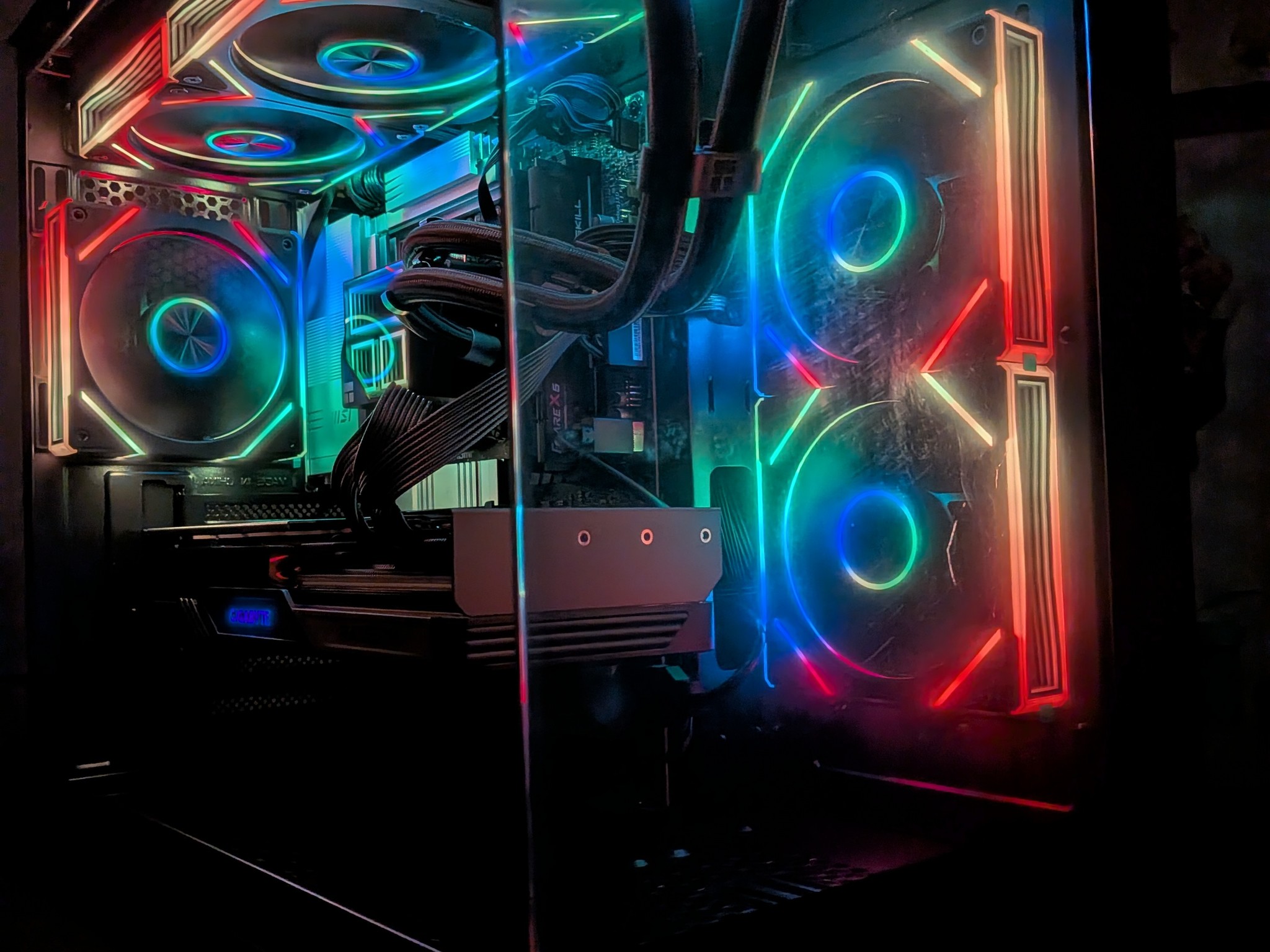 Ryzen 7 7700X | RX 7800 XT |  32 GB DDR5 | 1 TB | 650W