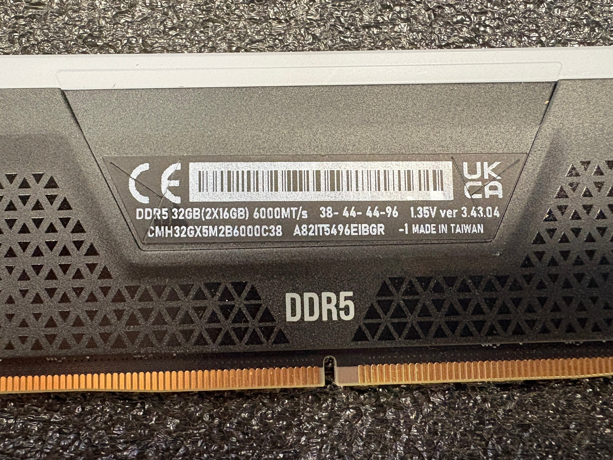 CORSAIR VENGEANCE RGB 32GB (2x16GB) DDR5 600MHZ-CMH32GX5M2B6000C38- Desktop Memory