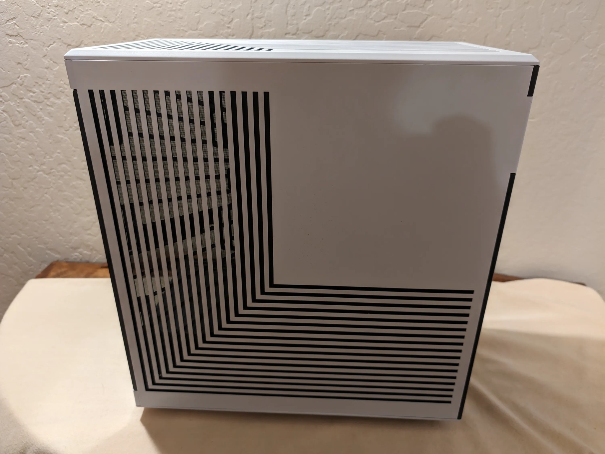 Hyte Y40 White