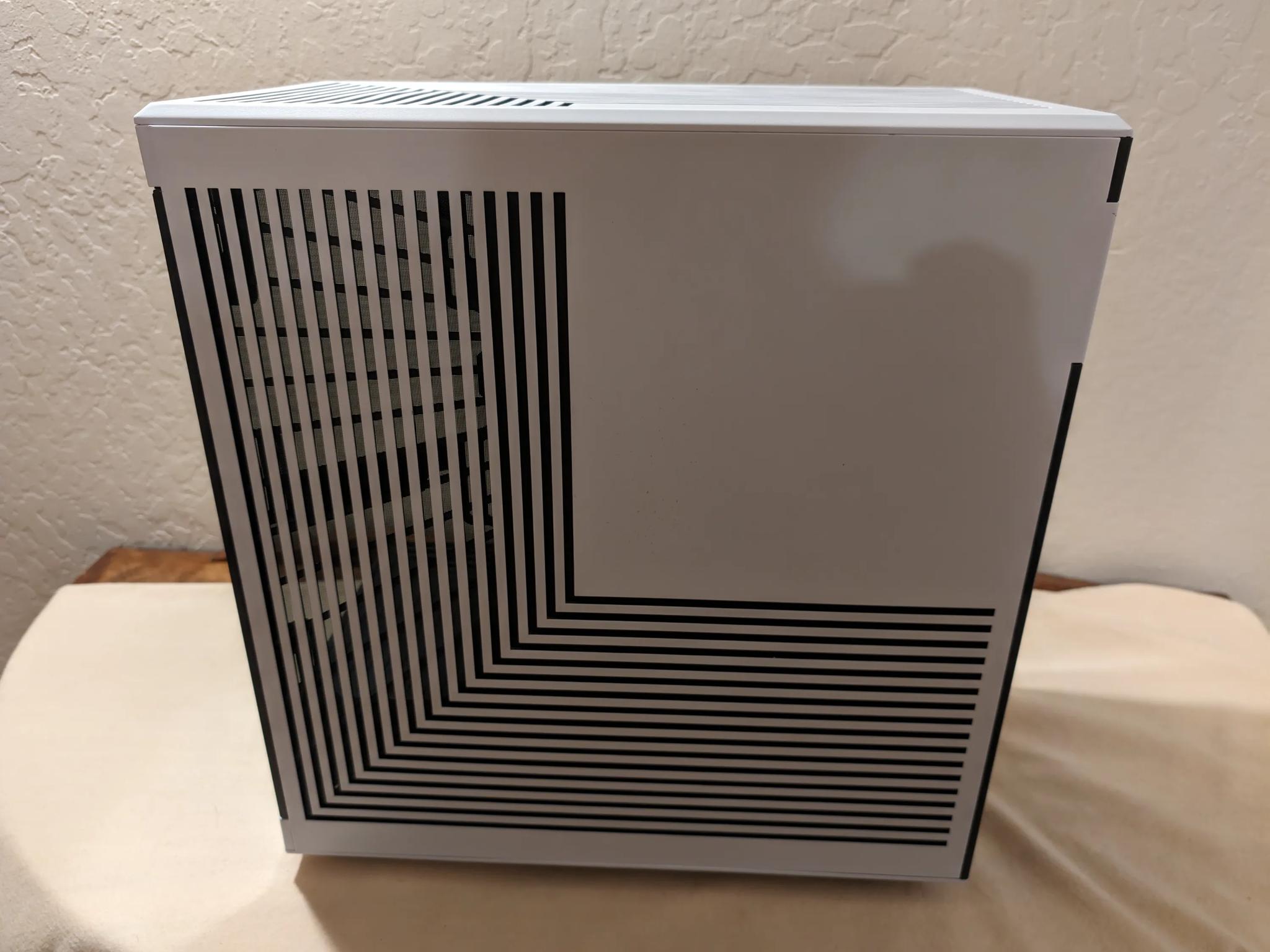 Hyte Y40 White
