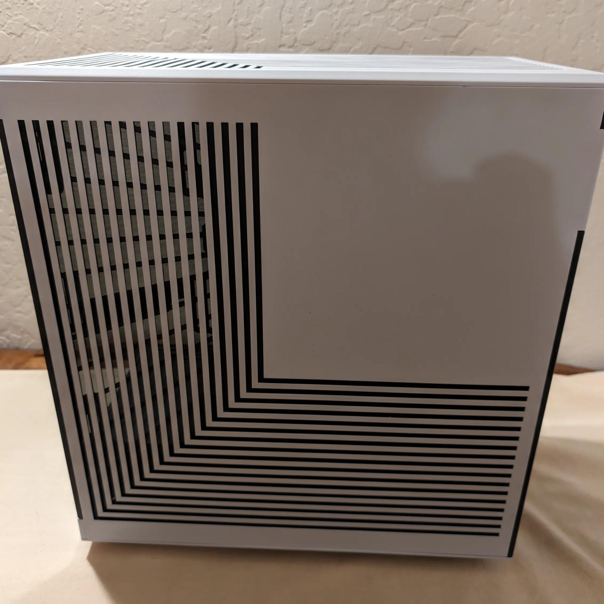 Hyte Y40 White