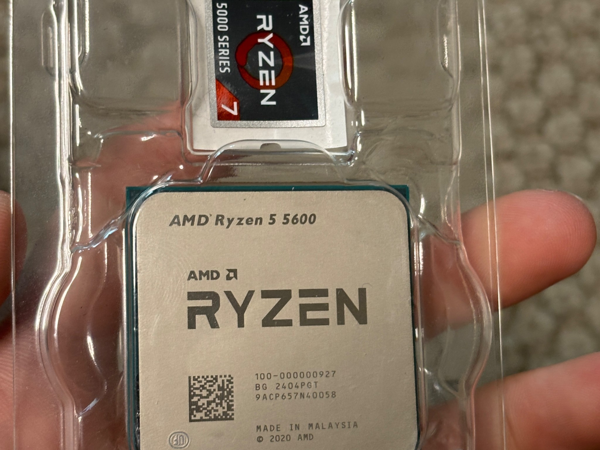 AMD RYZEN 5 5600 includes fan