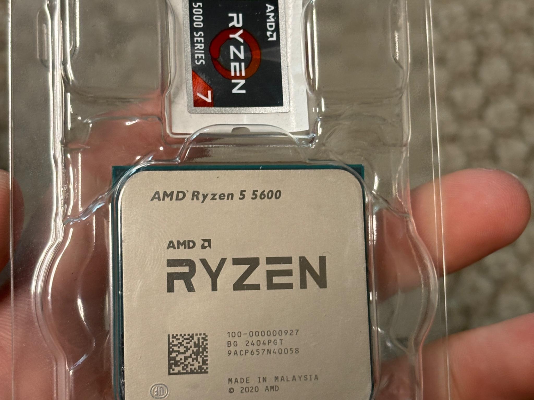 AMD RYZEN 5 5600 includes fan