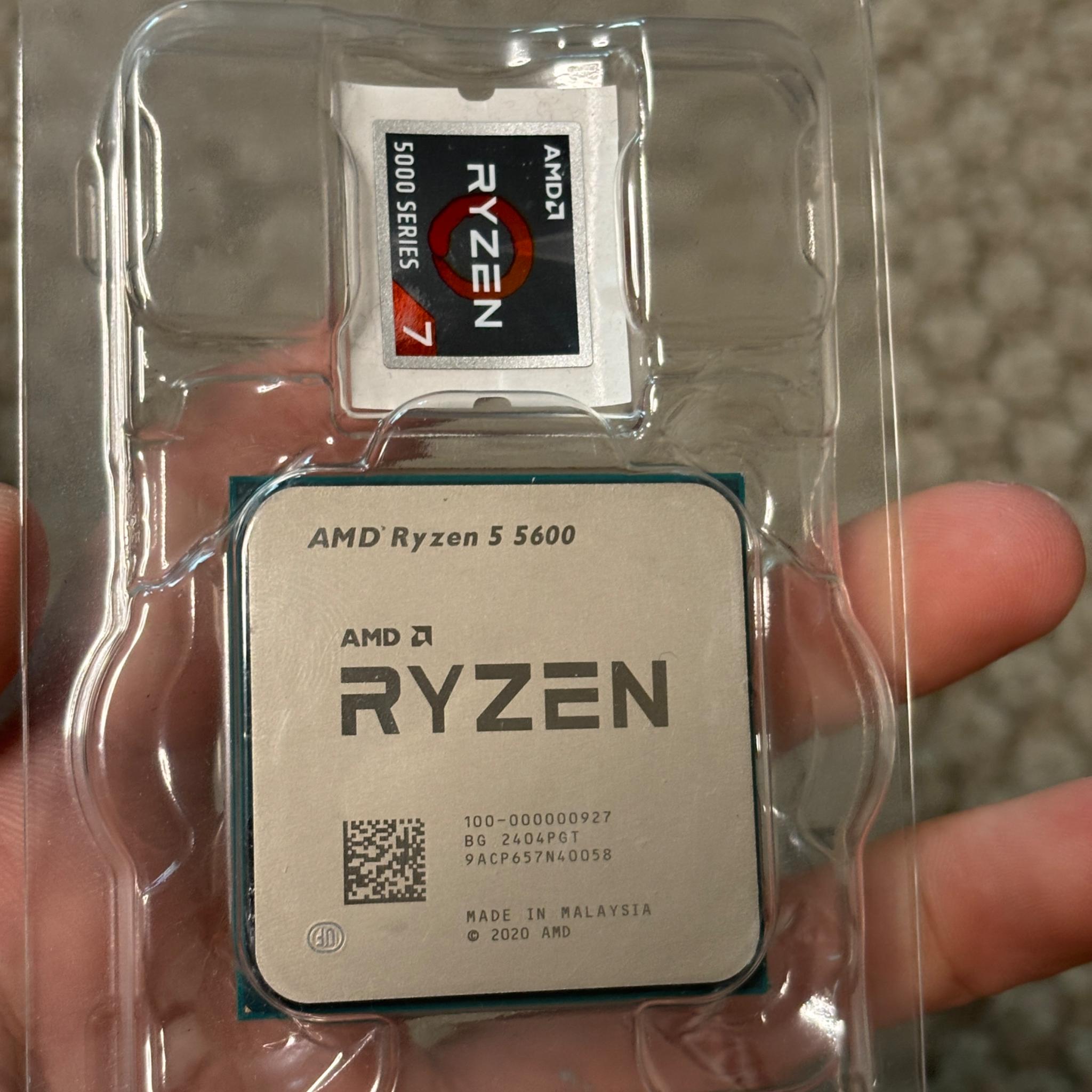 AMD RYZEN 5 5600 includes fan