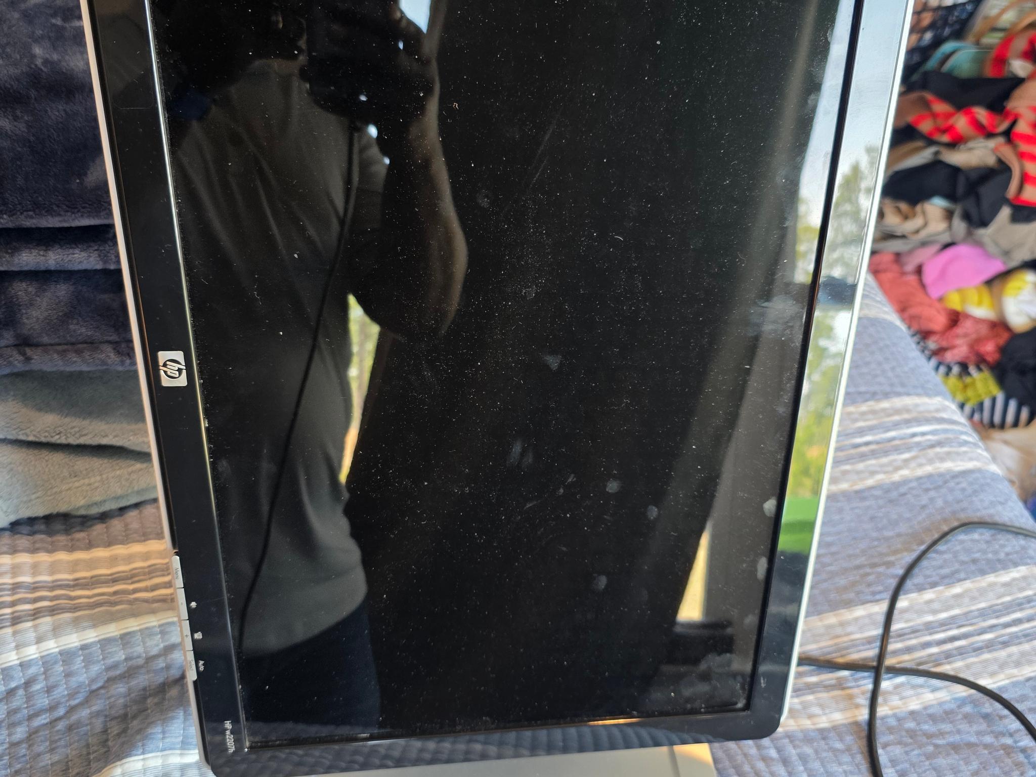 HP w2207h 22" Widescreen LCD Monitor - HDMI/VGA - Height & Pivot Adjust