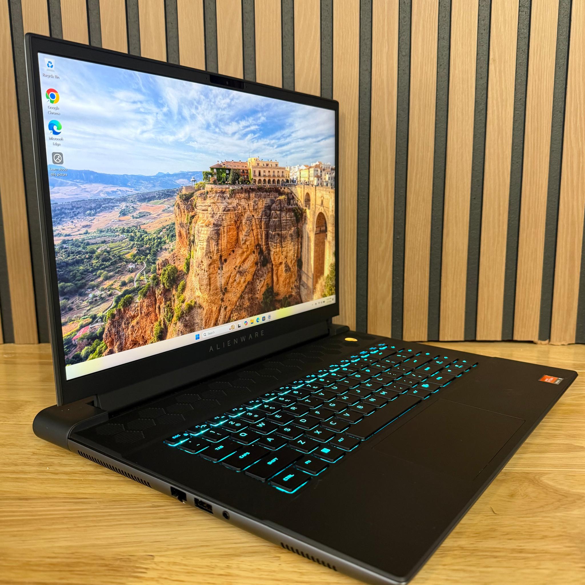 Alienware m16 R1 Gaming Laptop RTX 4070 Ryzen 9 7845HX 32GB RAM 1TB NVMe