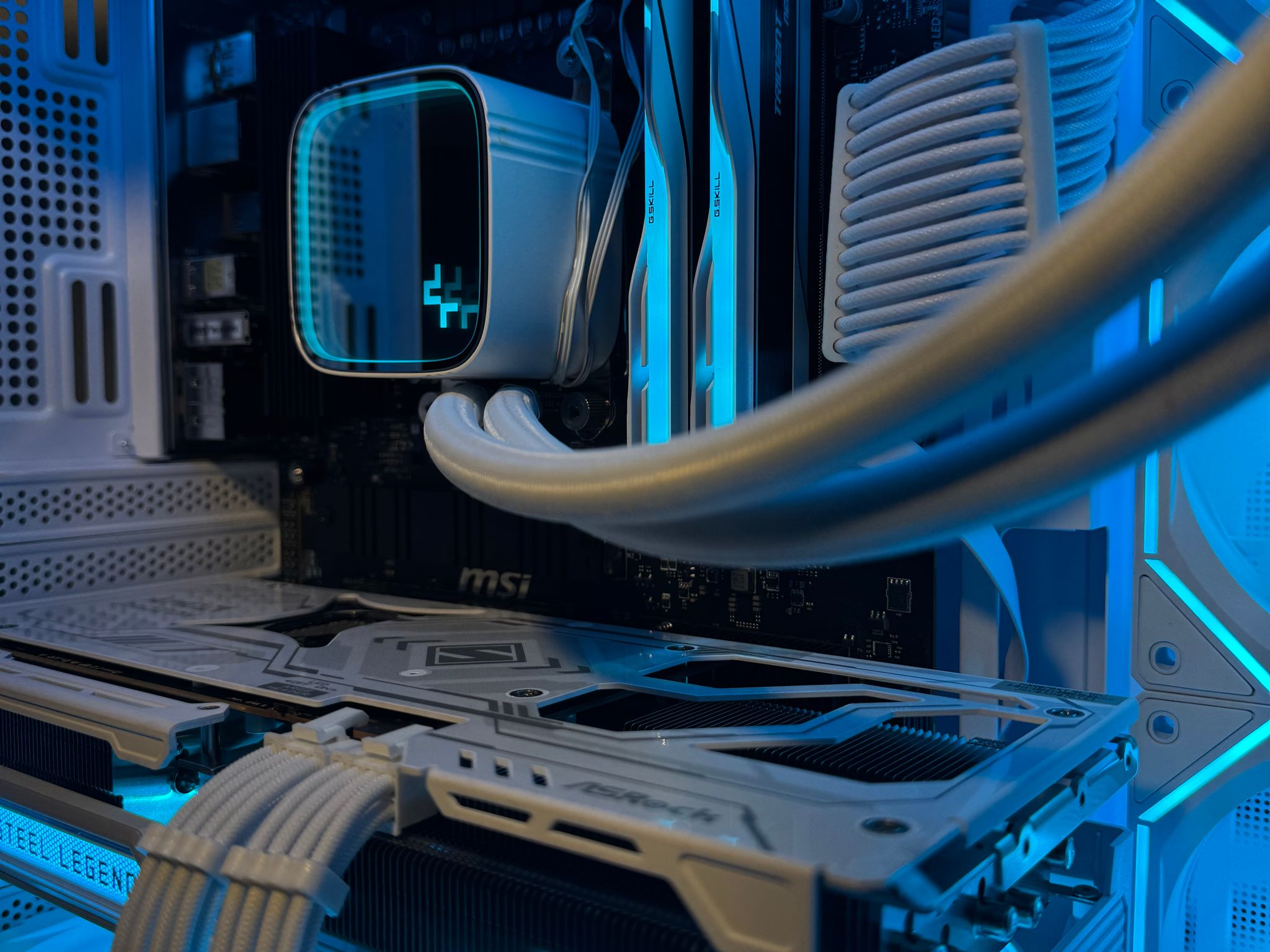 White RX 9070 XT | Ryzen 7 7800X3D | 32GB DDR5 6400 MT/s CL32 | 2TB Storage | Free Shipping