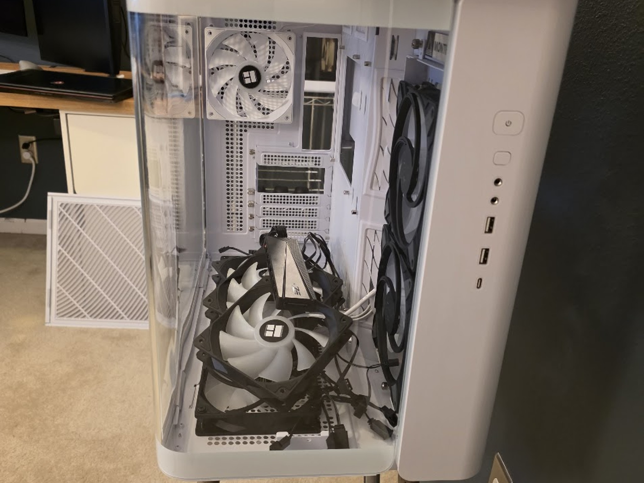 Montech KING 95 Computer Case/MOUNTAIN Displaypad With Aqua Elite 360 AIO and 9 RGB Fans PLUS