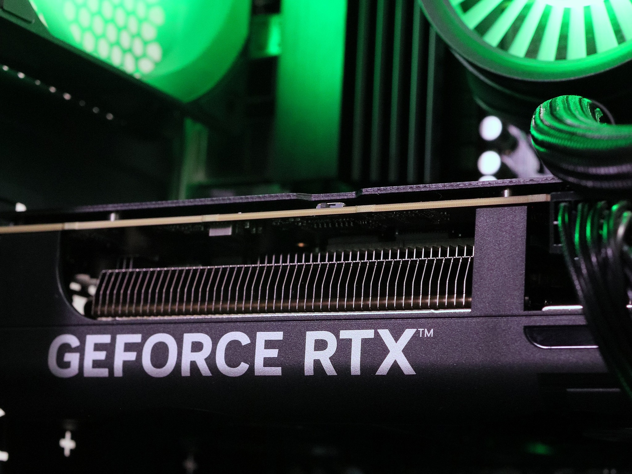 🟩 Arctic Venom ❄️ | Ryzen 5 7500X3D | RTX 5060 Ti 8GB | 16GB DDR5 - 6000 | 1TB NVMe |
