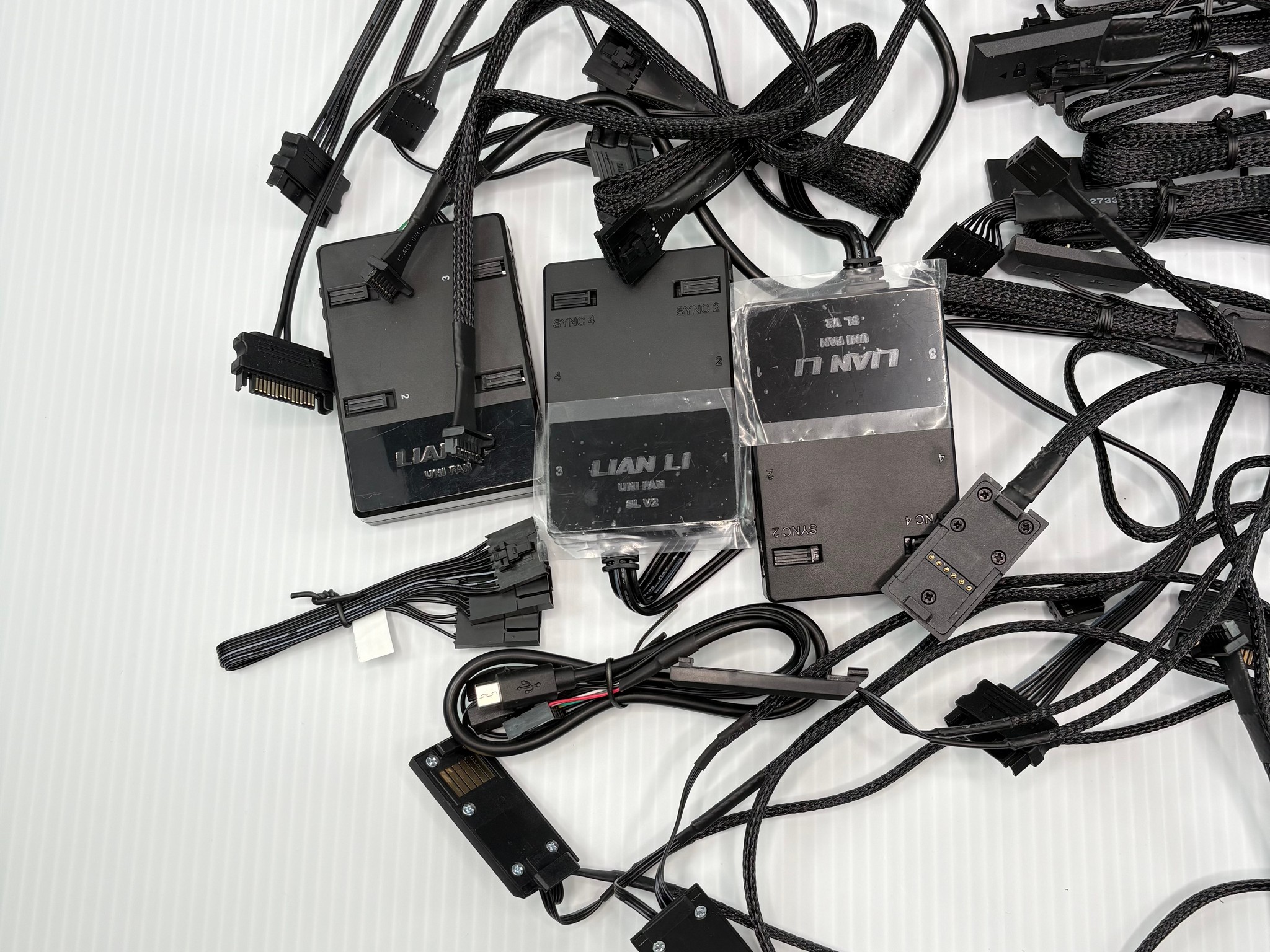 Lian Li UNI FAN Bundle – (4) SL140 + (1) SL120 V2 + Tons of Accessories