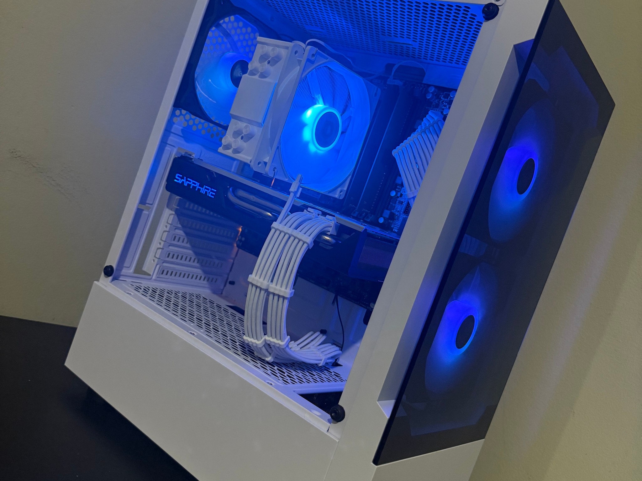 ❄️ White Phantom Gaming PC ❄️ | Intel i5 | Sapphire RX 580 4GB | 16GB DDR4 |