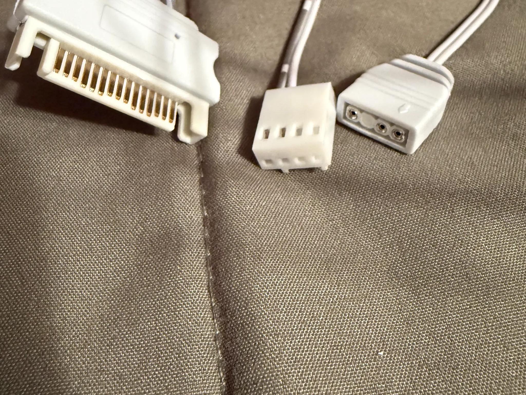4 White Antec 120mm PWM case fans & ARGB/PWM hub