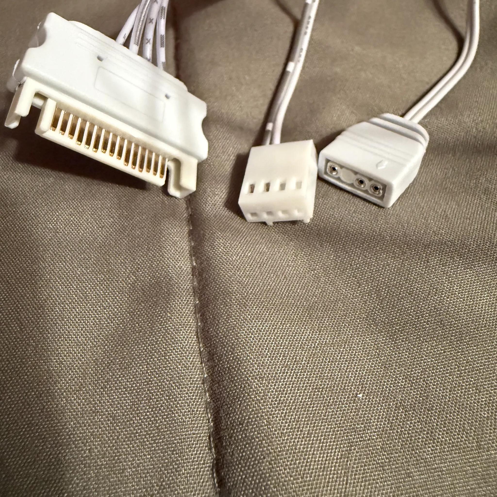 4 White Antec 120mm PWM case fans & ARGB/PWM hub