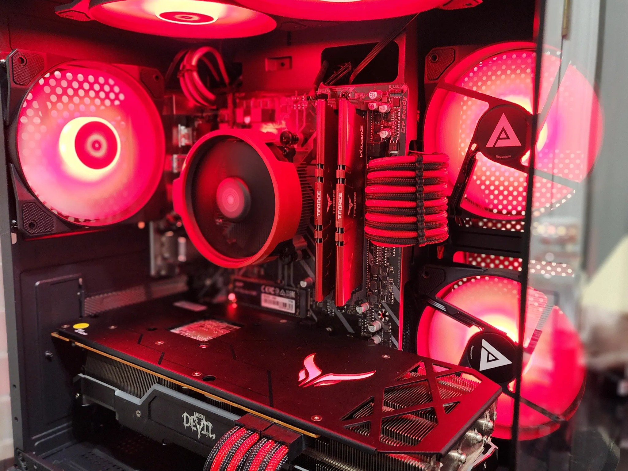 Red Devil 1080p | Ryzen 5 3600 | RX 5700 XT | 1 TB NVME Black and Red Custom