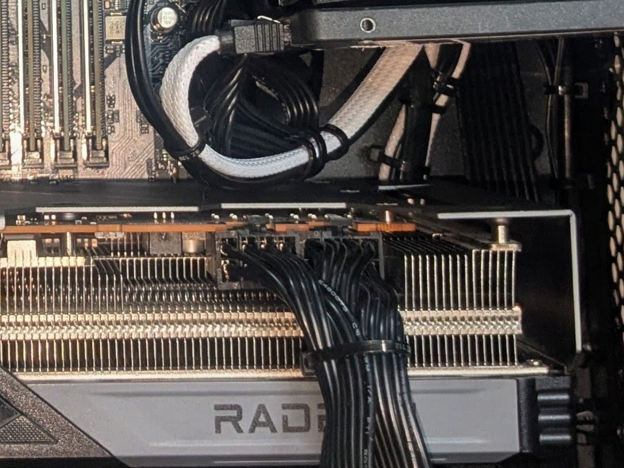 GIGABYTE Radeon RX 7800 XT GAMING OC 16G