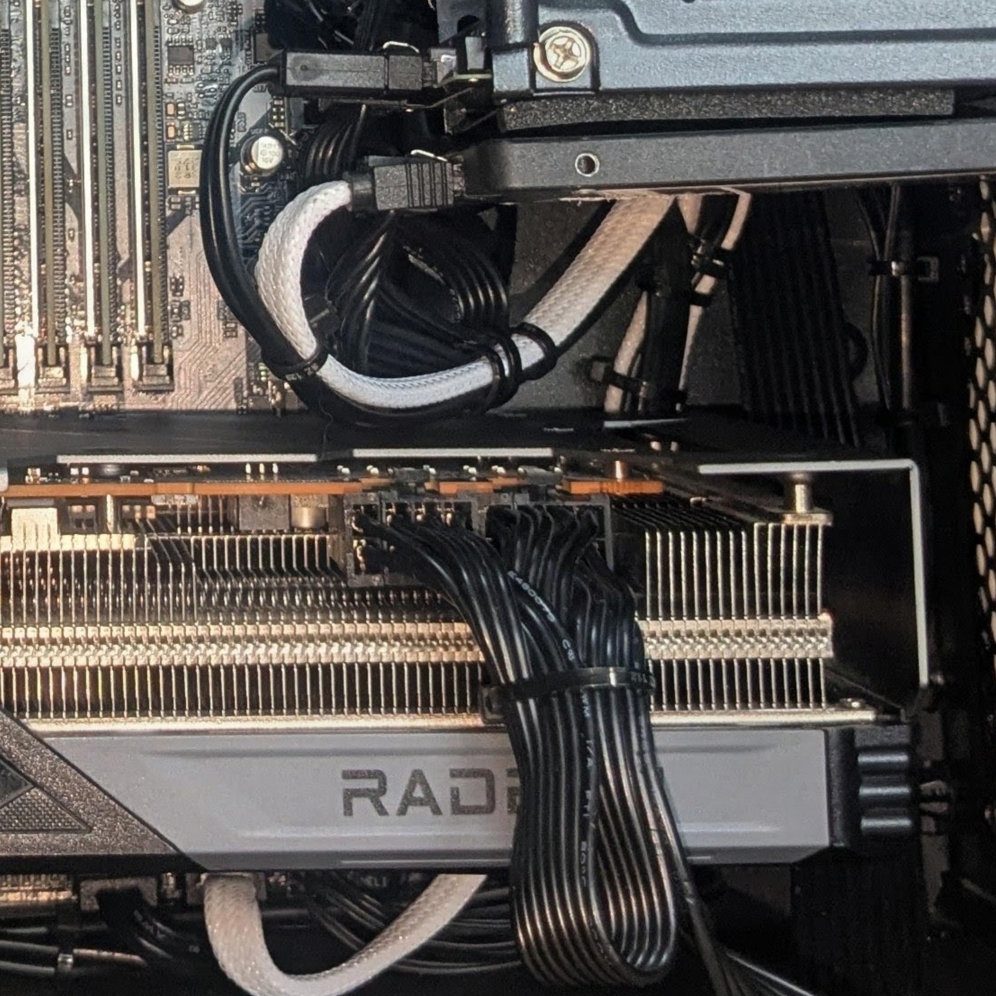 GIGABYTE Radeon RX 7800 XT GAMING OC 16G