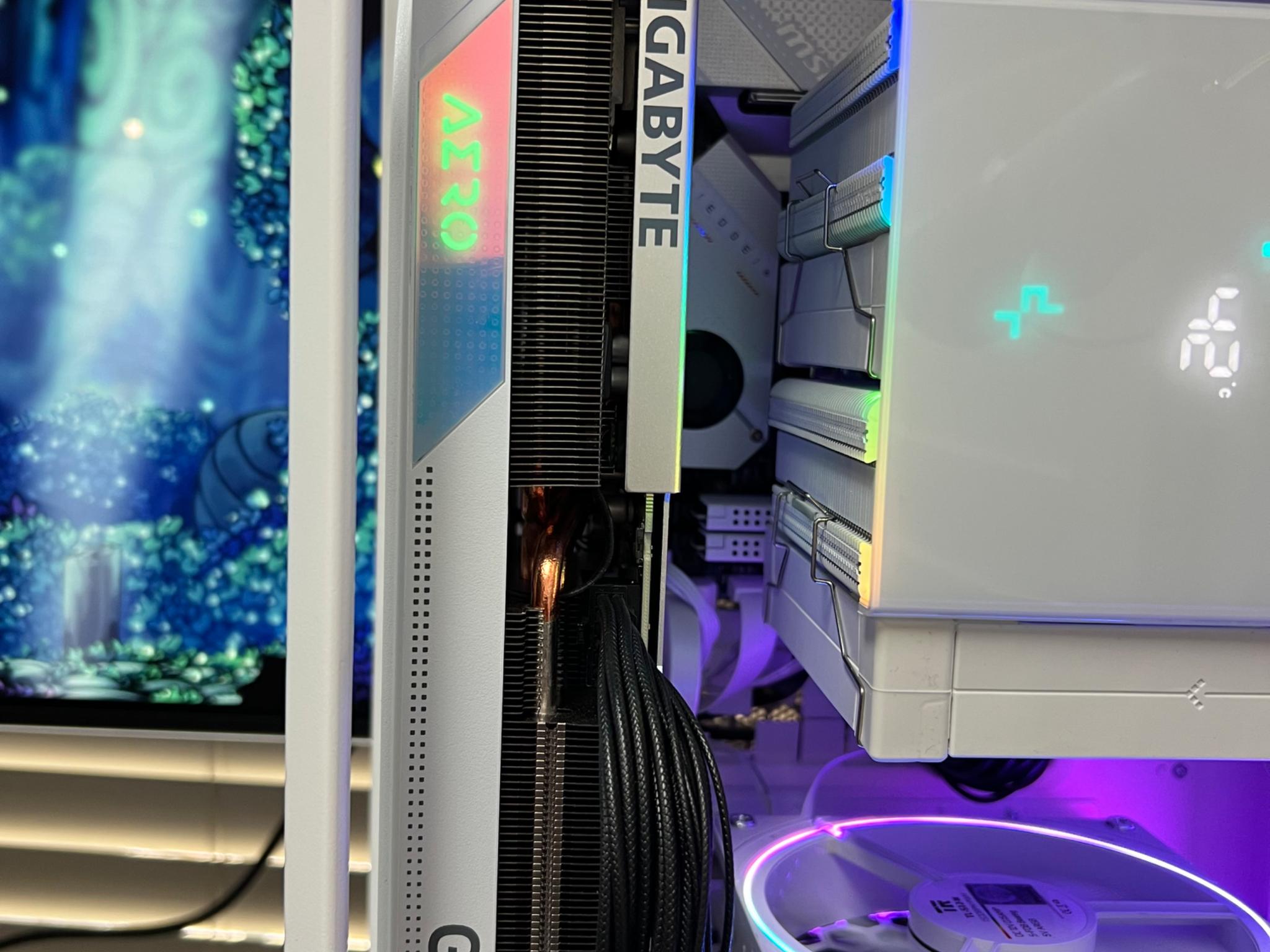 White Gigabyte Aero OC RTX 4070 Ti