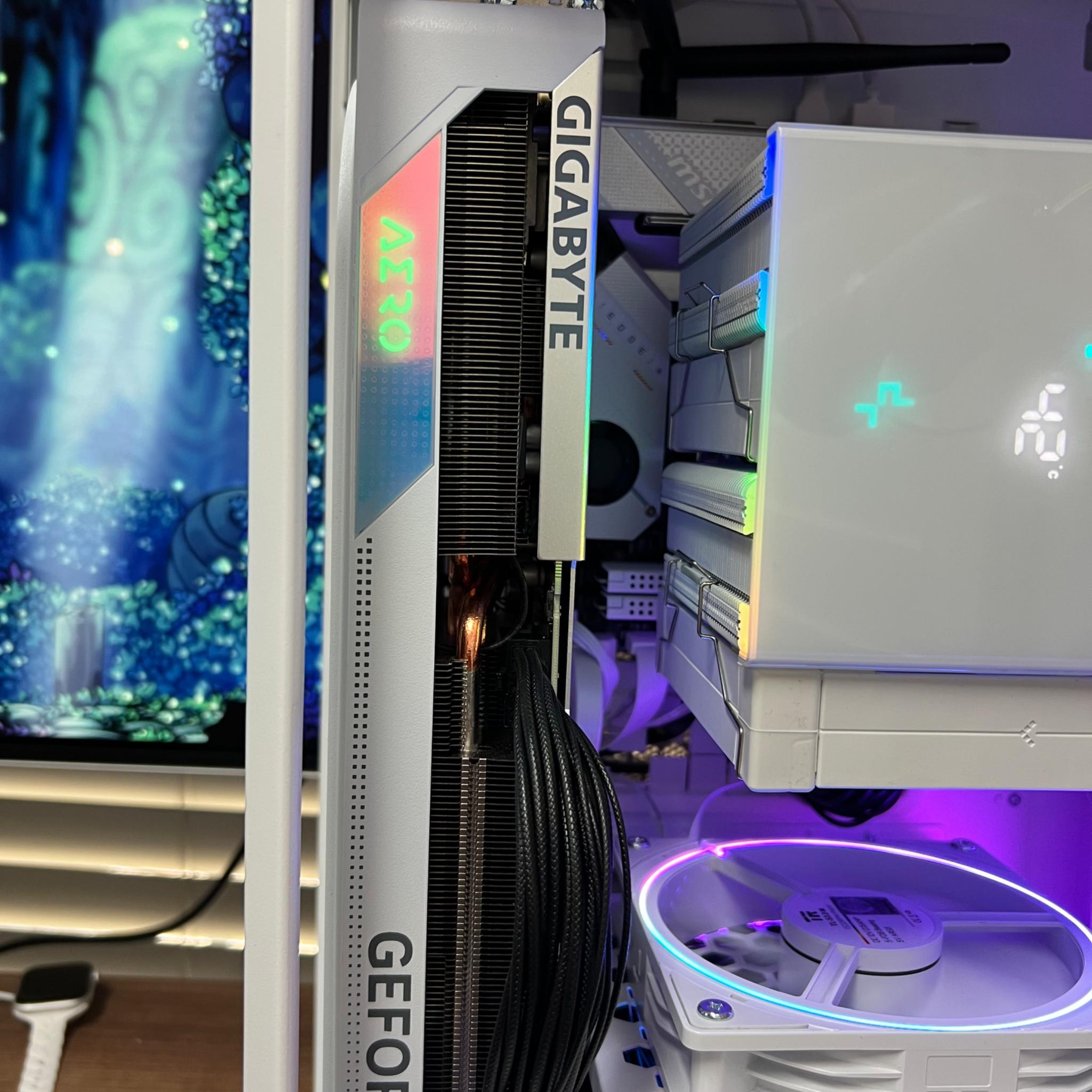 White Gigabyte Aero OC RTX 4070 Ti