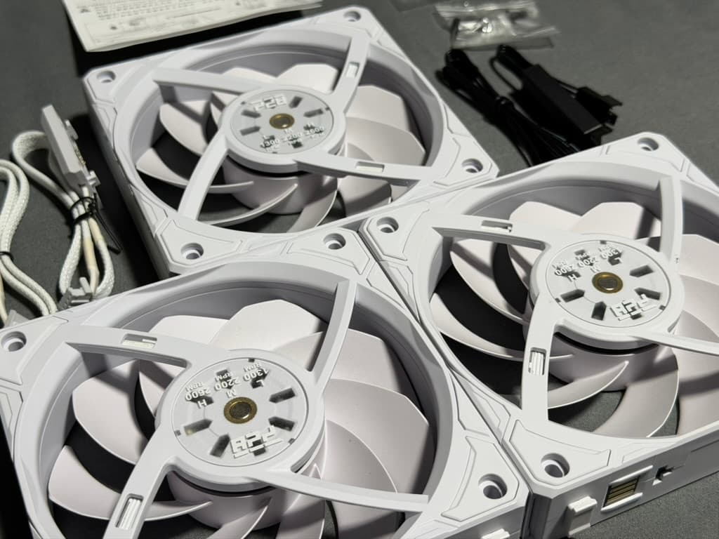 UNI FAN Lian Li P28 Triple Pack - White (UF-P28120-3W)