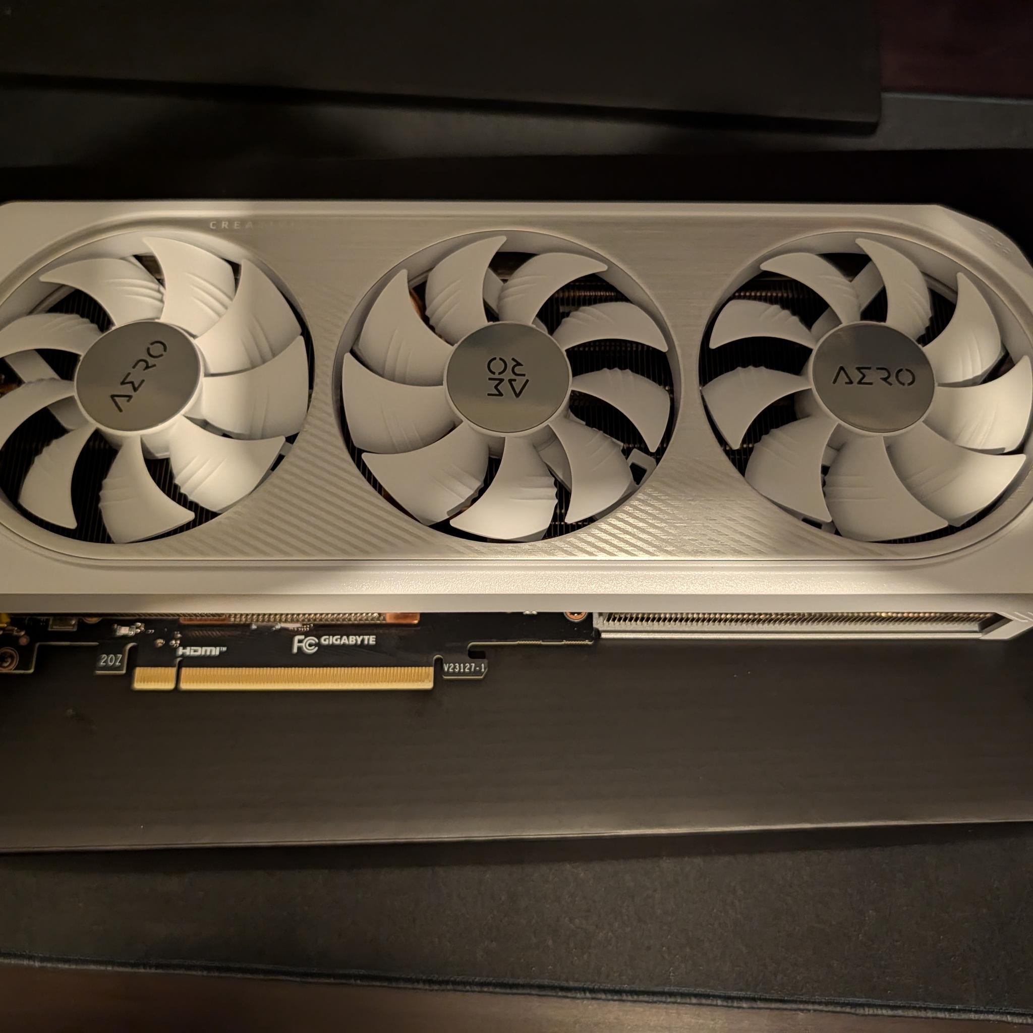 Gigabyte AERO 4070Ti Super (white)