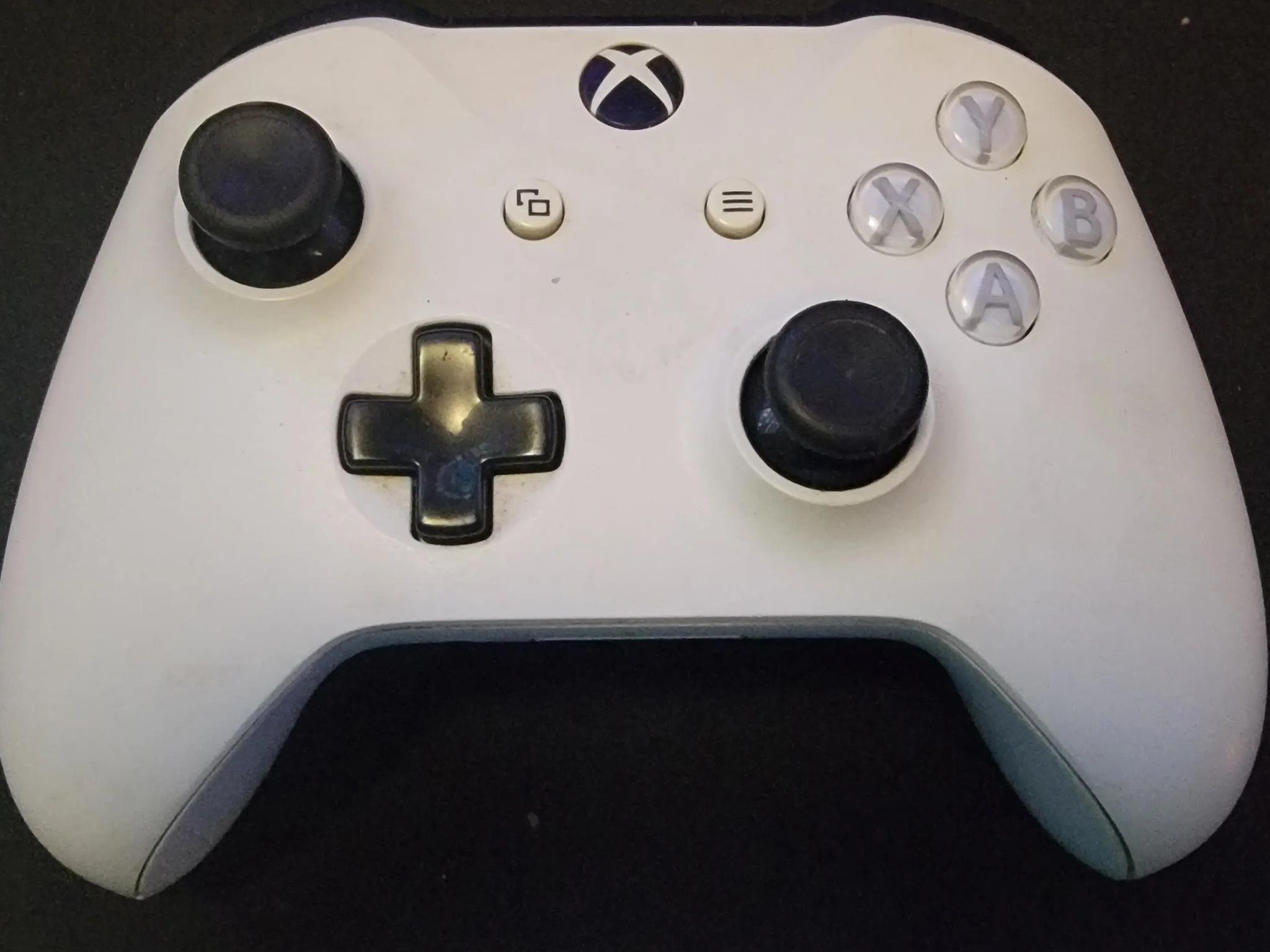 White Xbox One Controller With Triger locks & grips