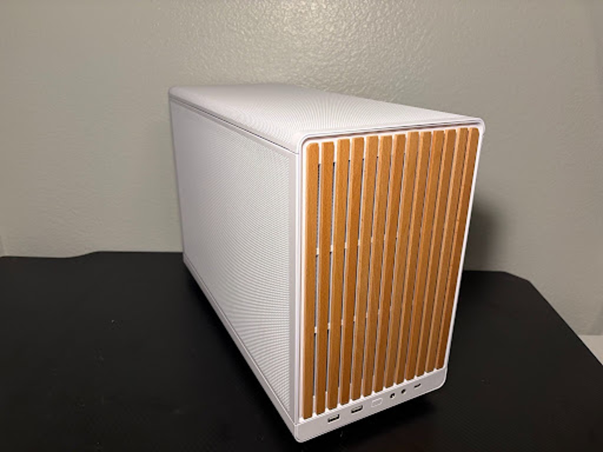 White/Wood Small Form Factor Gaming PC - RX 7700XT/Ryzen 5 7600X/32GB DDR5