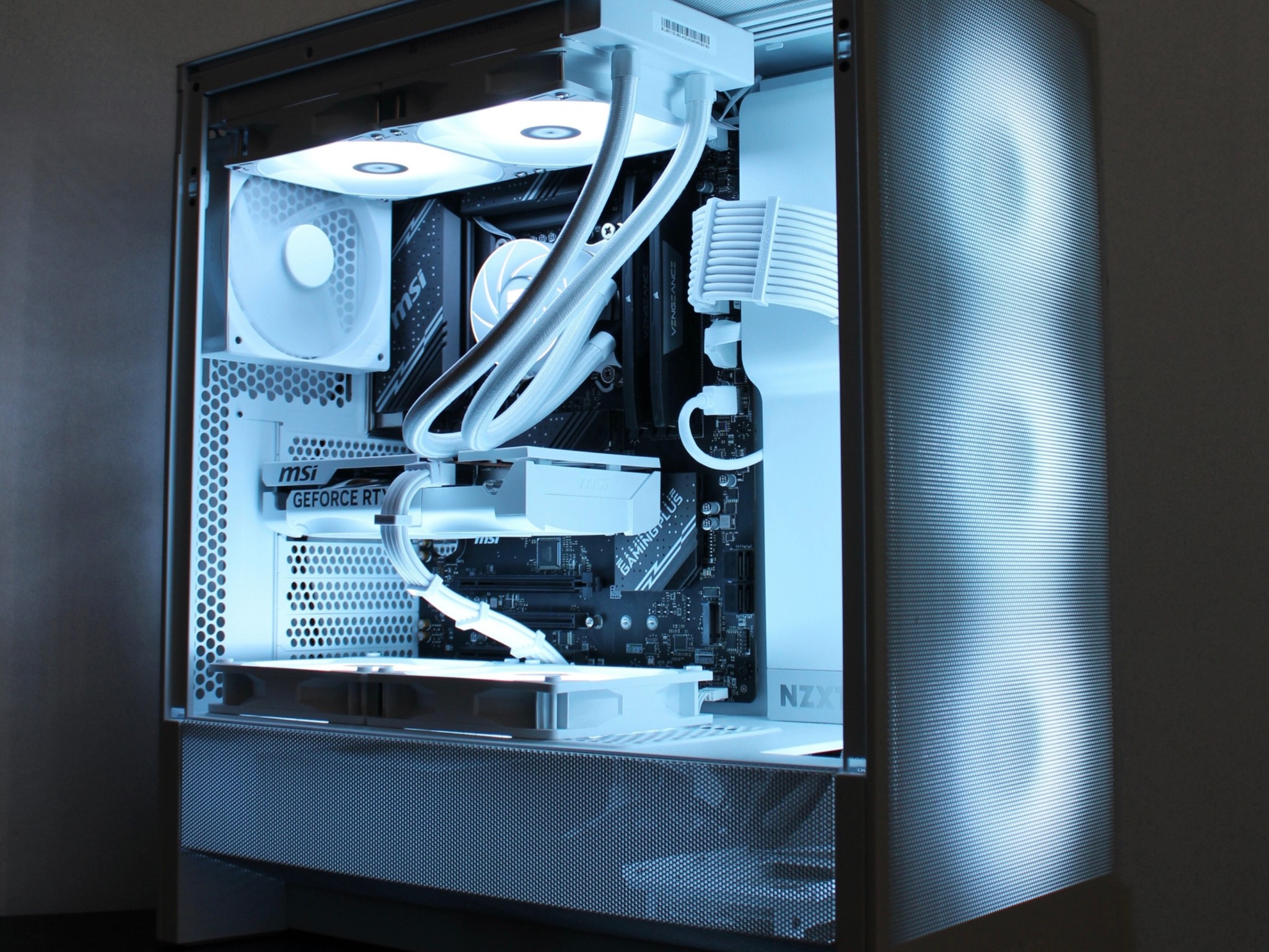 WHITE CUSTOM GAMING PC | RTX 5060 🎮 | 32GB RAM DDR5 ⚡️| Intel Core i5-12400F 🧠 |