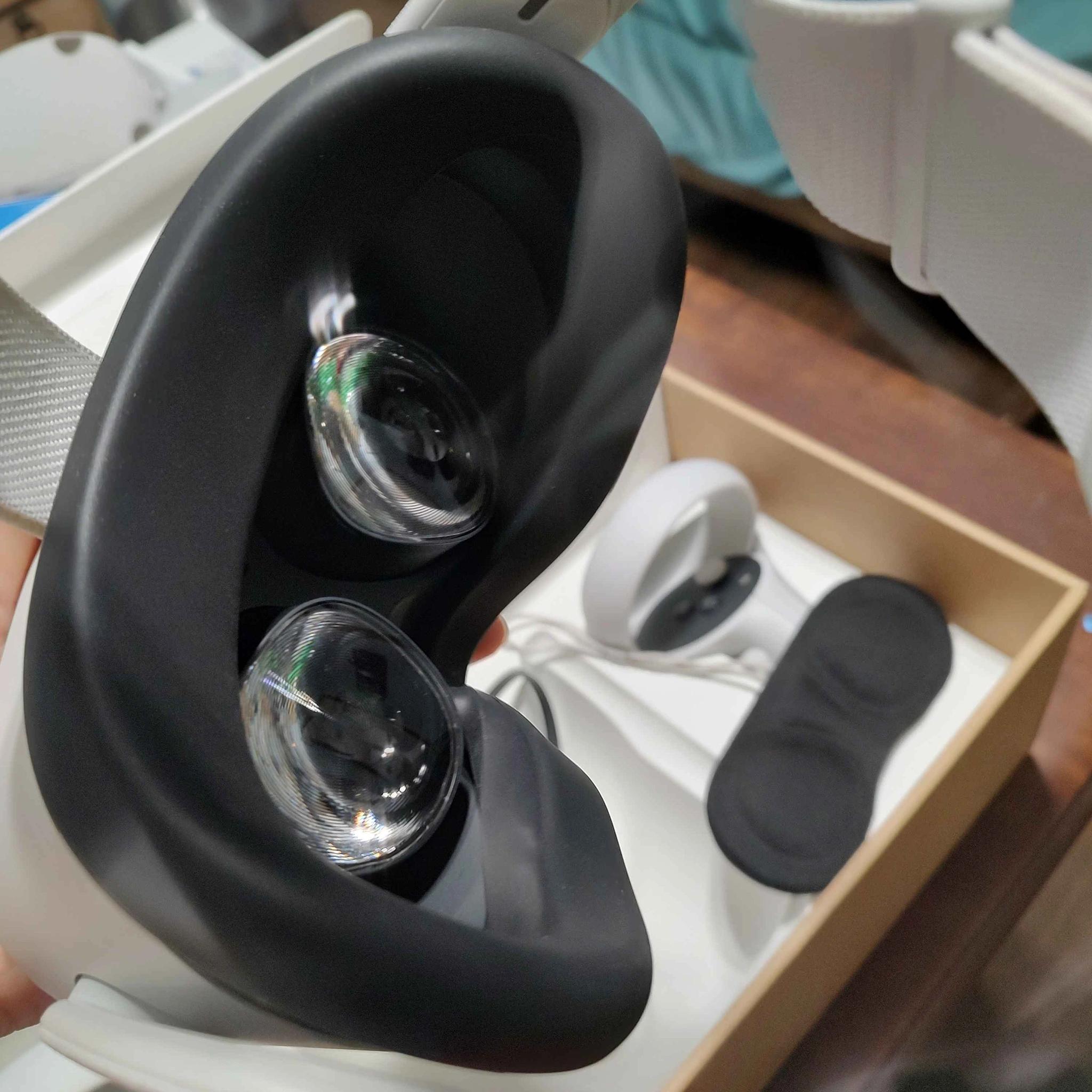 Oculus(Meta) Quest 2 128GB Headset + 2 Controllers and Accessories