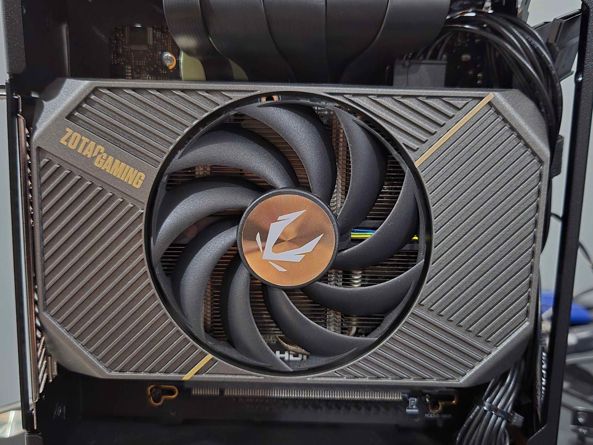4L Velka 3 Gaming PC - Ryzen 7 7800X3D + RTX 5060 8GB/32GB RAM/1TB NVMe