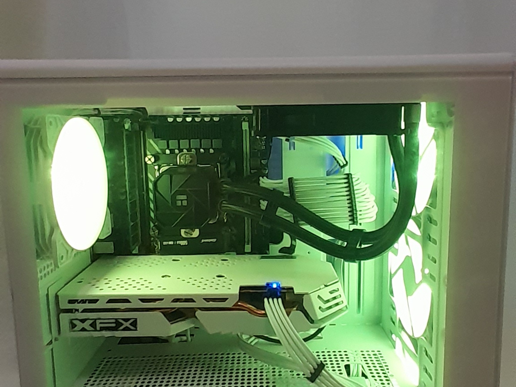 GLACIER PHANTOM WHITE GAMING PC 1080P HIGH SETTINGS