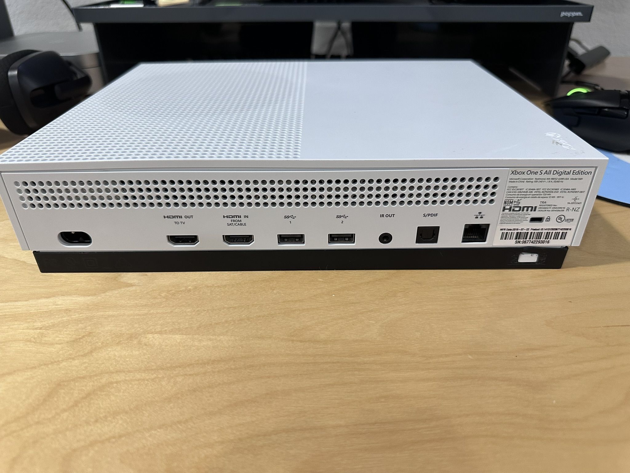 Xbox 1S all digtial 1TB [no controller]