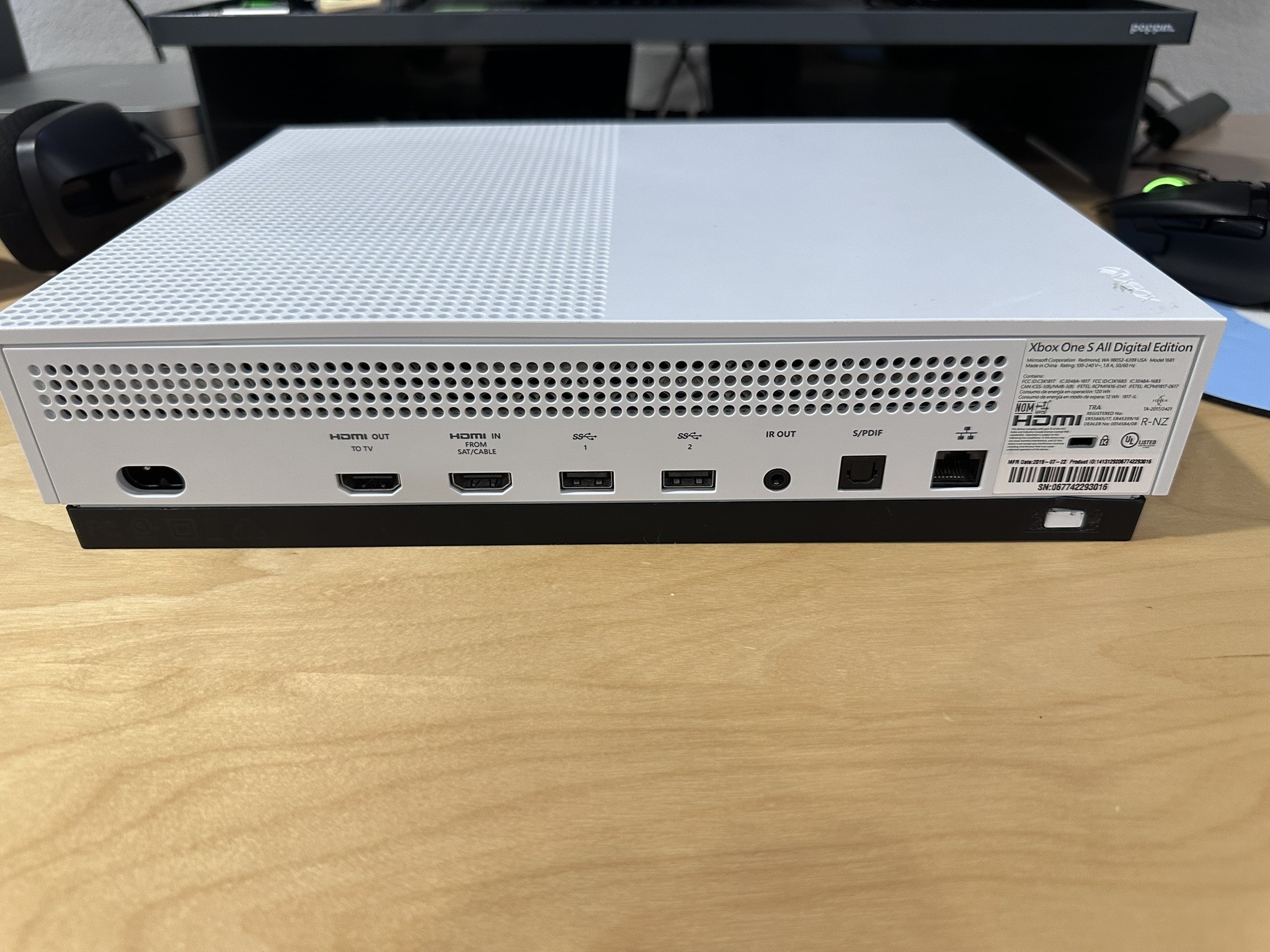 Xbox 1S all digtial 1TB [no controller]