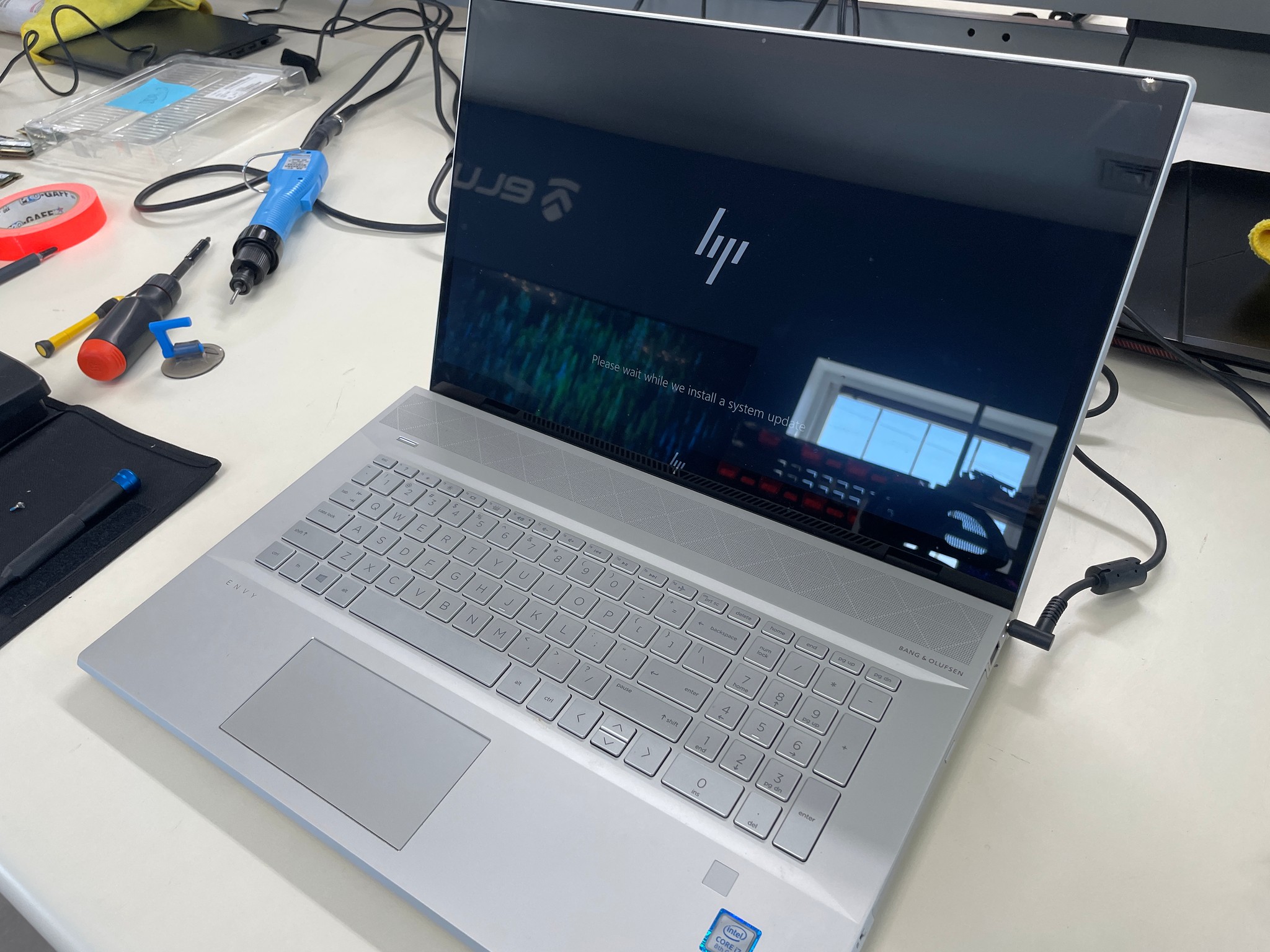 HP Envy 17 + i7-8565u + GeForce MX250 + 256 2.5” SSD