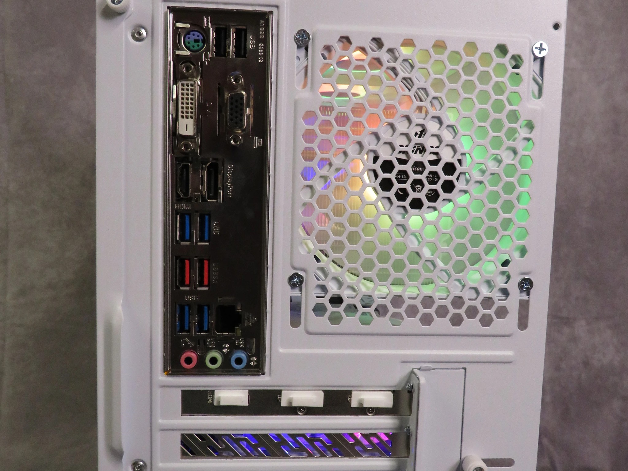 RX 9060 XT in White! Ryzen 5 5600X + ASRock Steel Legend RX 9060XT + 32 GB DDR4 + 1 TB NVME