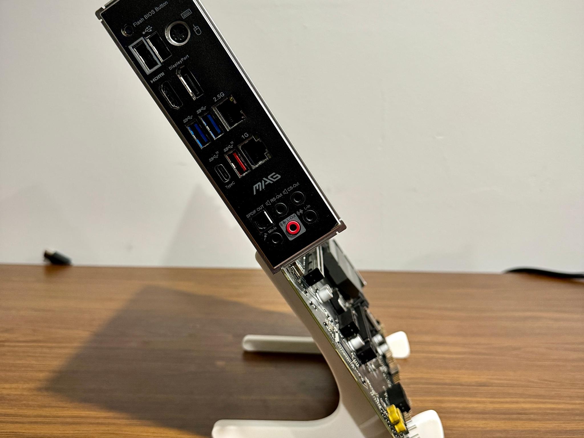 MSI MAG B550 TOMAHAWK - Image 2