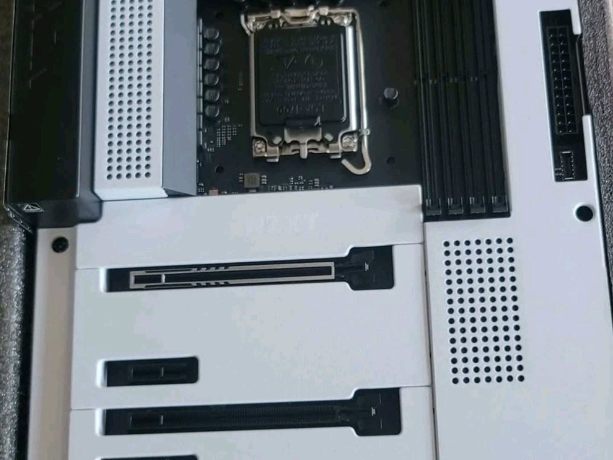Nzxt  n7 z790 atx white