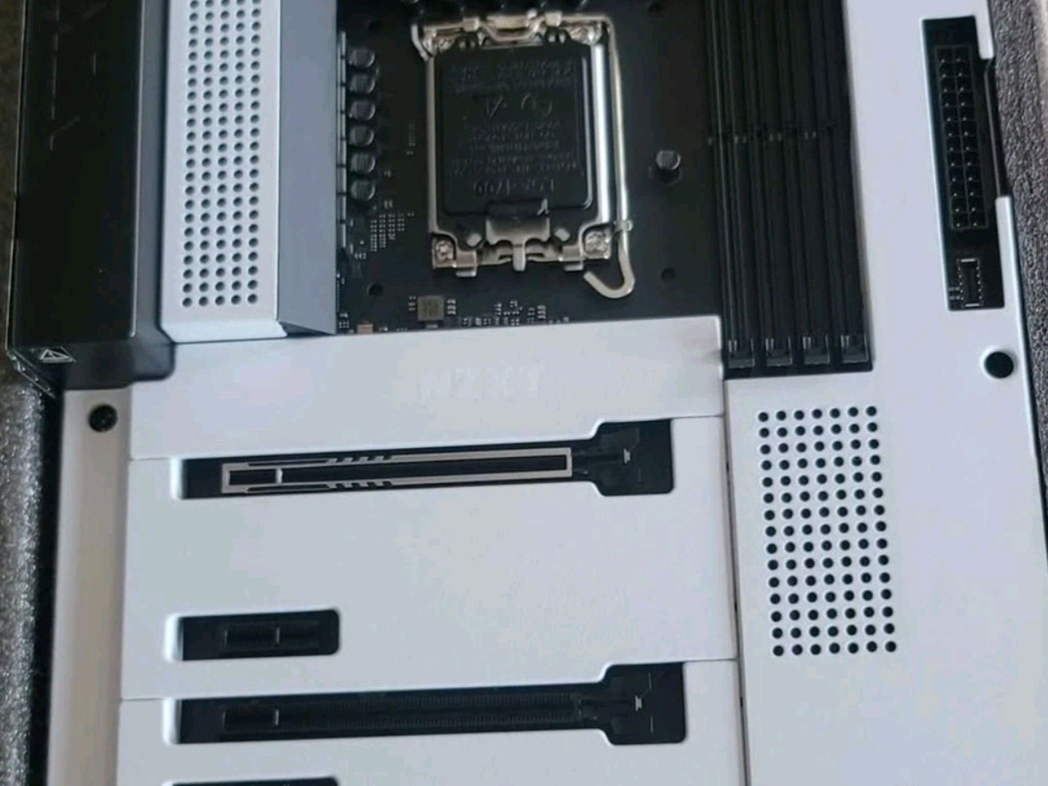 Nzxt  n7 z790 atx white