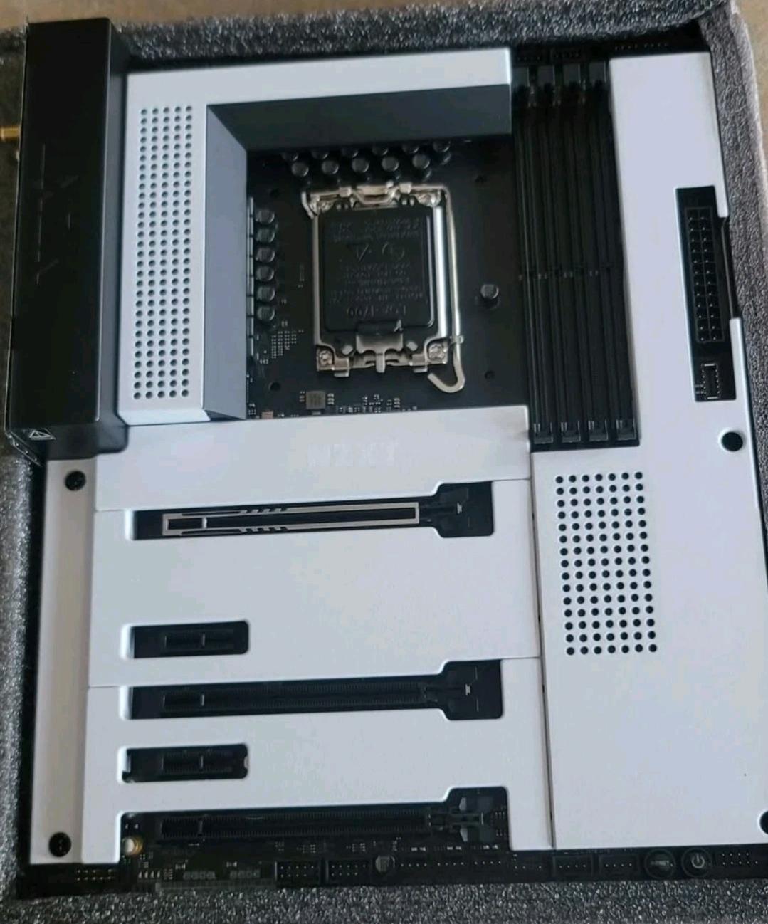 Nzxt  n7 z790 atx white
