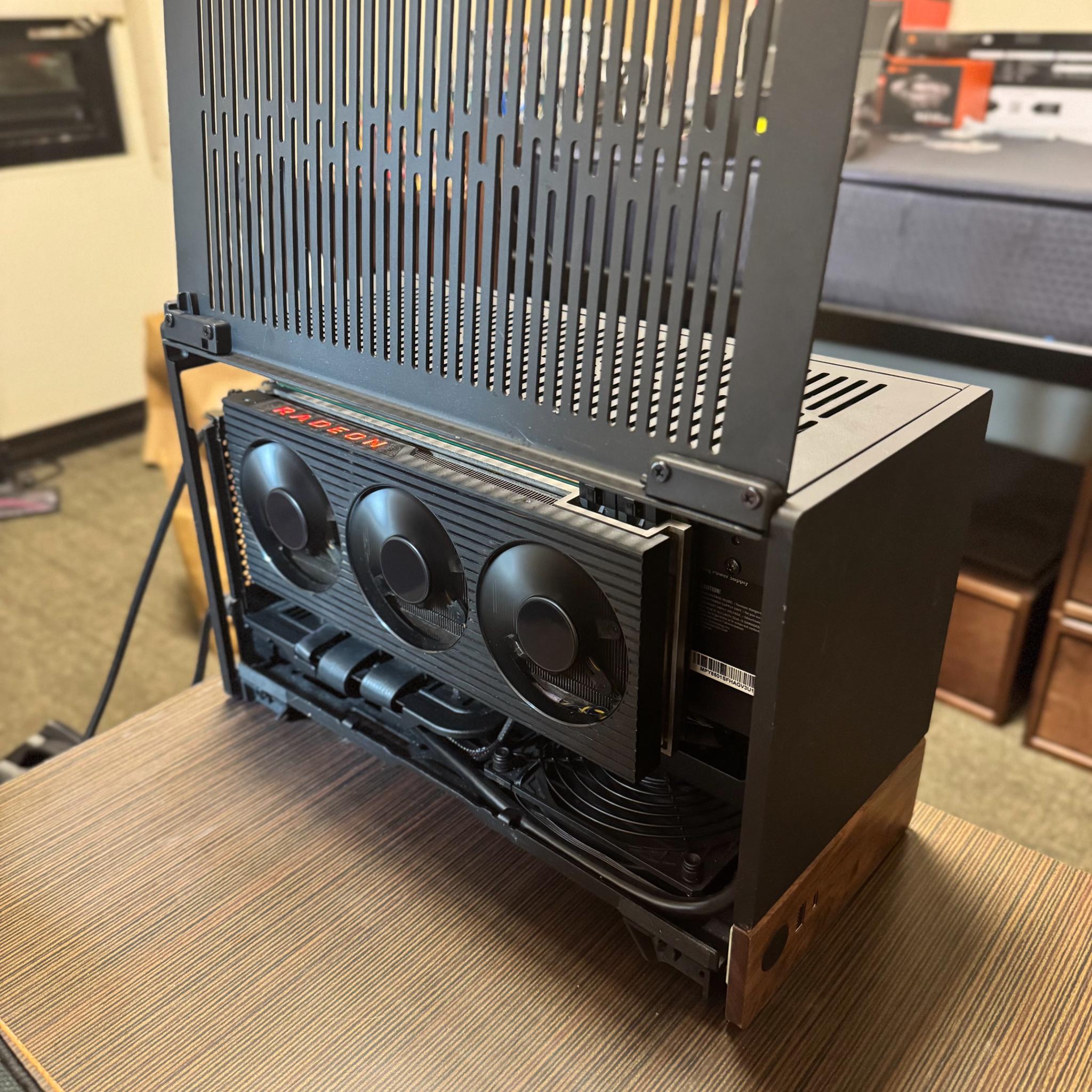 Fractal Terra | Ryzen 7 7700X | RX 6800 XT | 32GB DDR5 (6000 MT/s) | 512GB SSD | 850W Gold SFX PSU