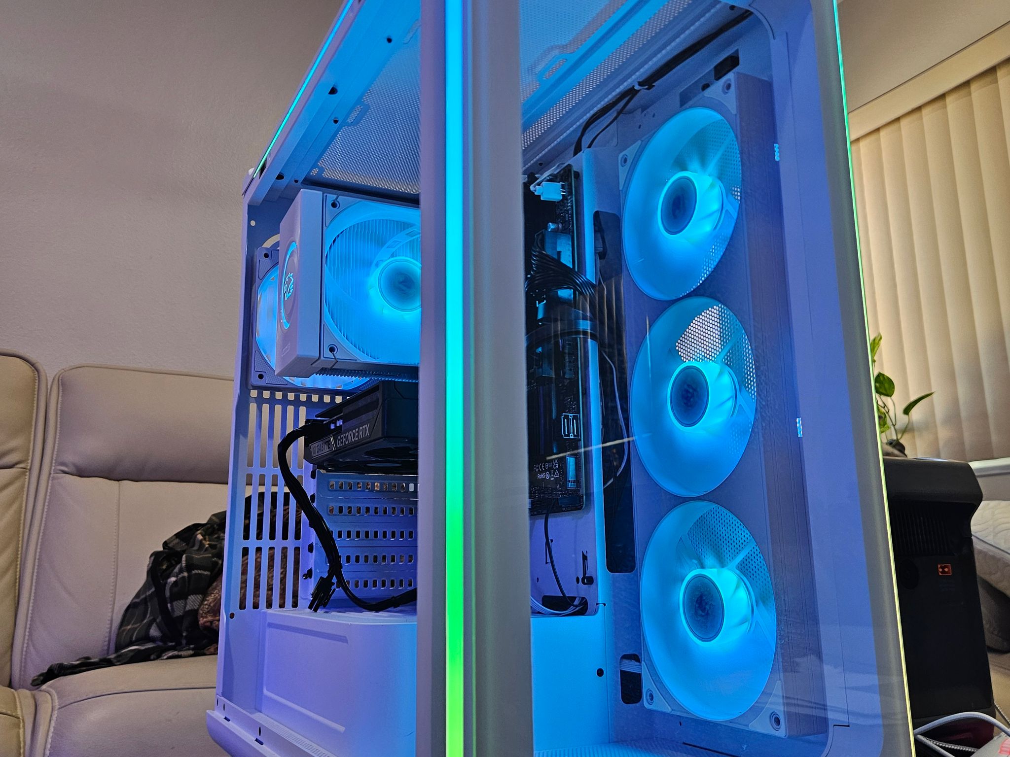 RTX 5060 Ti Gaming PC • Ryzen 5 8400F • 1TB M.2 • 16GB DDR5 • IBuyPowerPc • B650M • White
