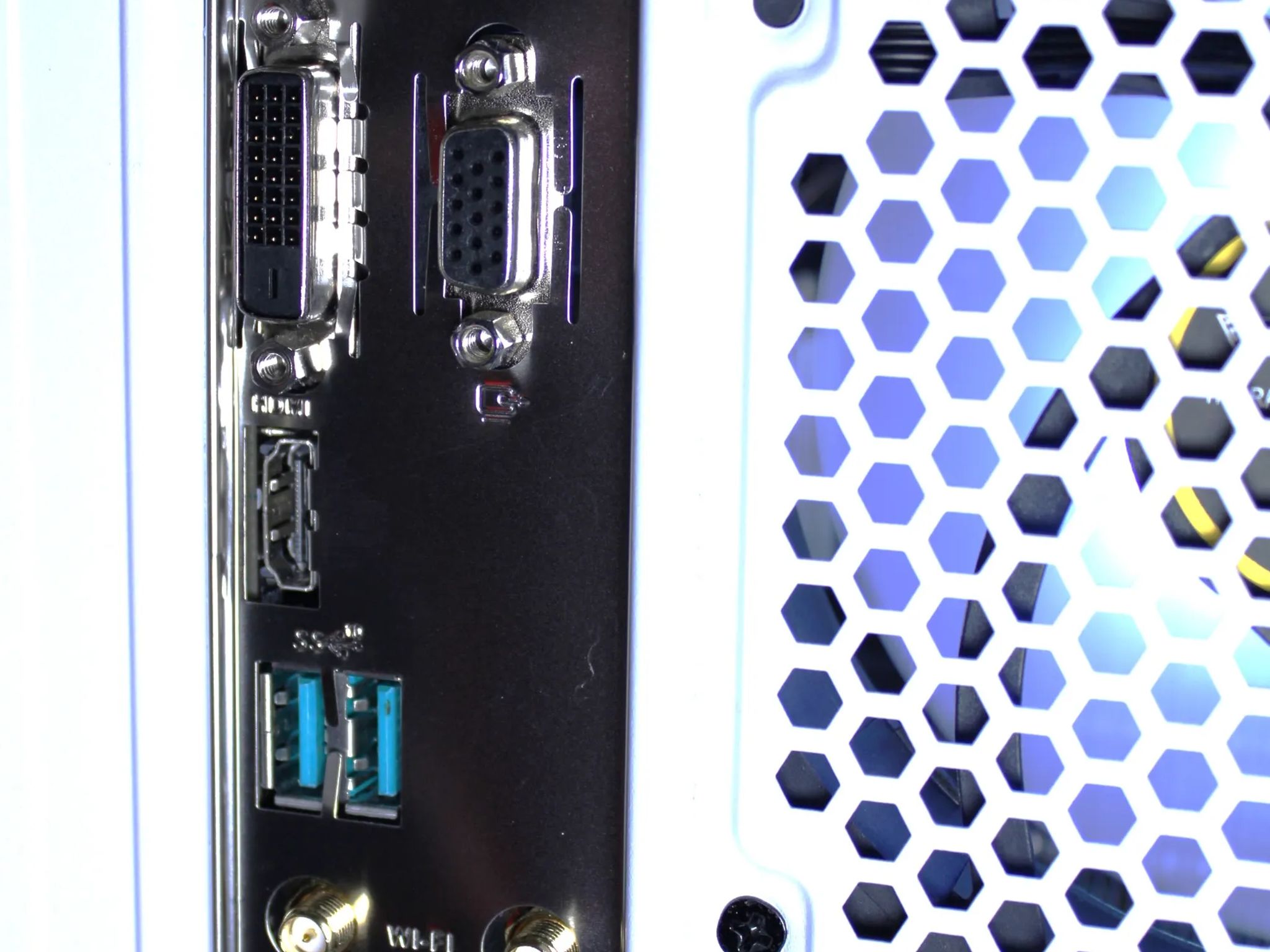 ⚫️⚪️ GAMING PC! | GTX 1070TI | Ryzen 5 2600x | 16GB Ram | 1TB NVME | Win 10 Activated | WIFI
