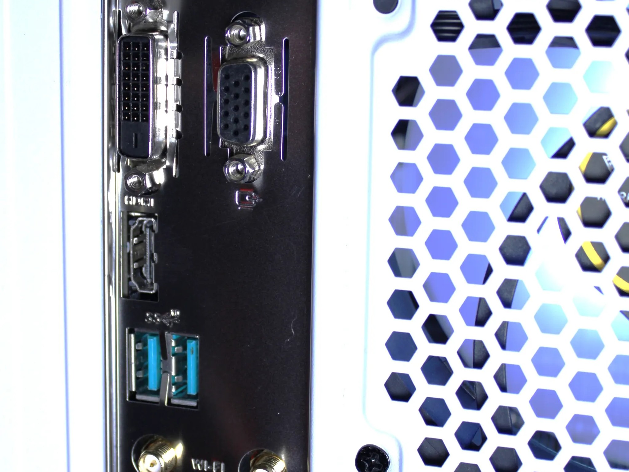 ⚫️⚪️ GAMING PC! | GTX 1070TI | Ryzen 5 2600x | 16GB Ram | 1TB NVME | Win 10 Activated | WIFI