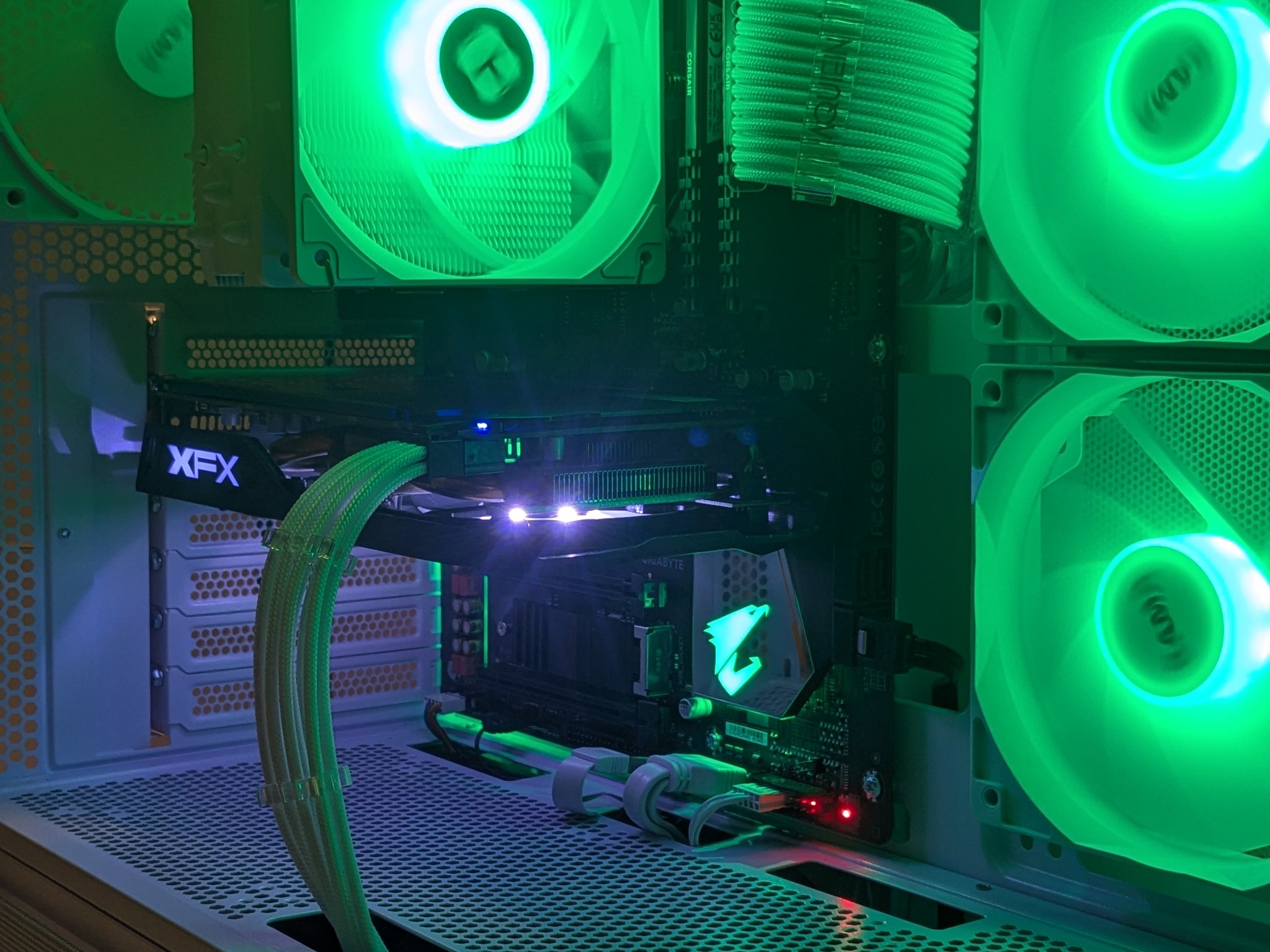 White Gaming PC Ryzen 5 1600x, XFX RS 480 8GB, 16GB DDR4 RAM