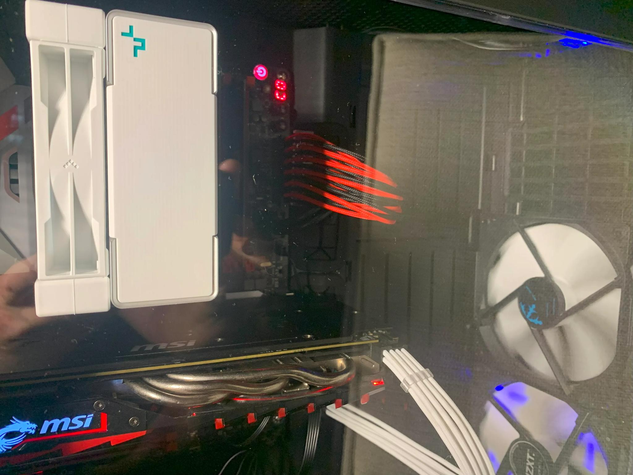 Intel i7 7700, RX 580 8GB, 32GB RAM, Fractal Design Define-S